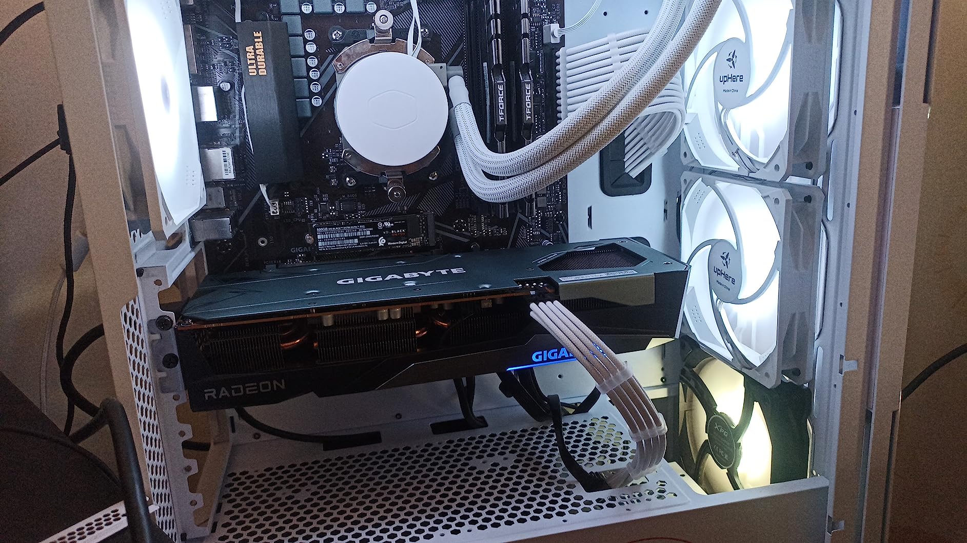 GIGABYTE GV-R76GAMING OC-8GD Radeon RX 7600 Gaming OC 8G Graphics Card, 3X WINDFORCE Fans 8GB 128-bit GDDR6 customer photo 2