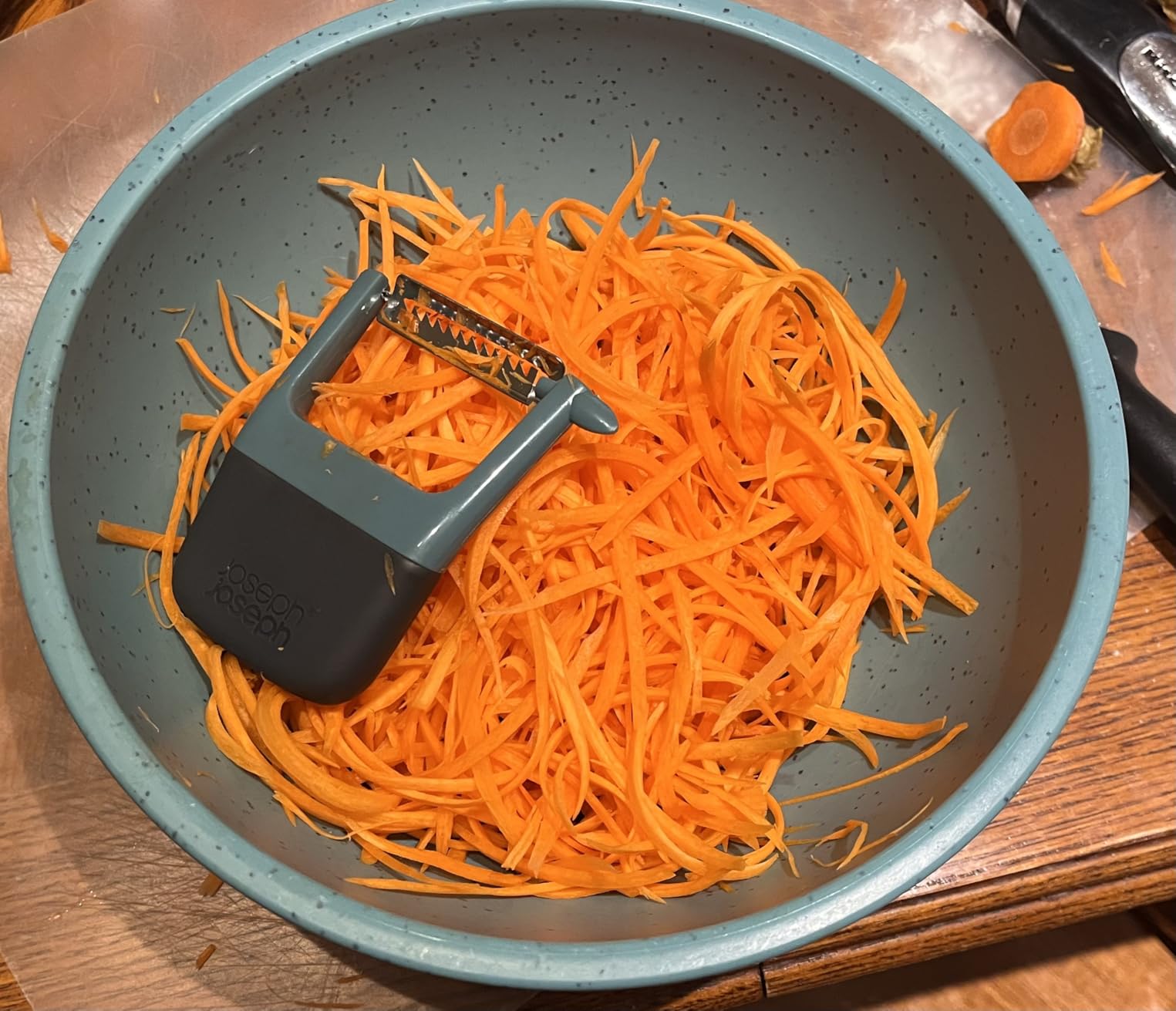 Joseph Joseph Duo Easy-Grip Julienne Peeler, Vegetable Kitchen Peeler and Potato-Eye Remover, Dark Opal customer photo 1
