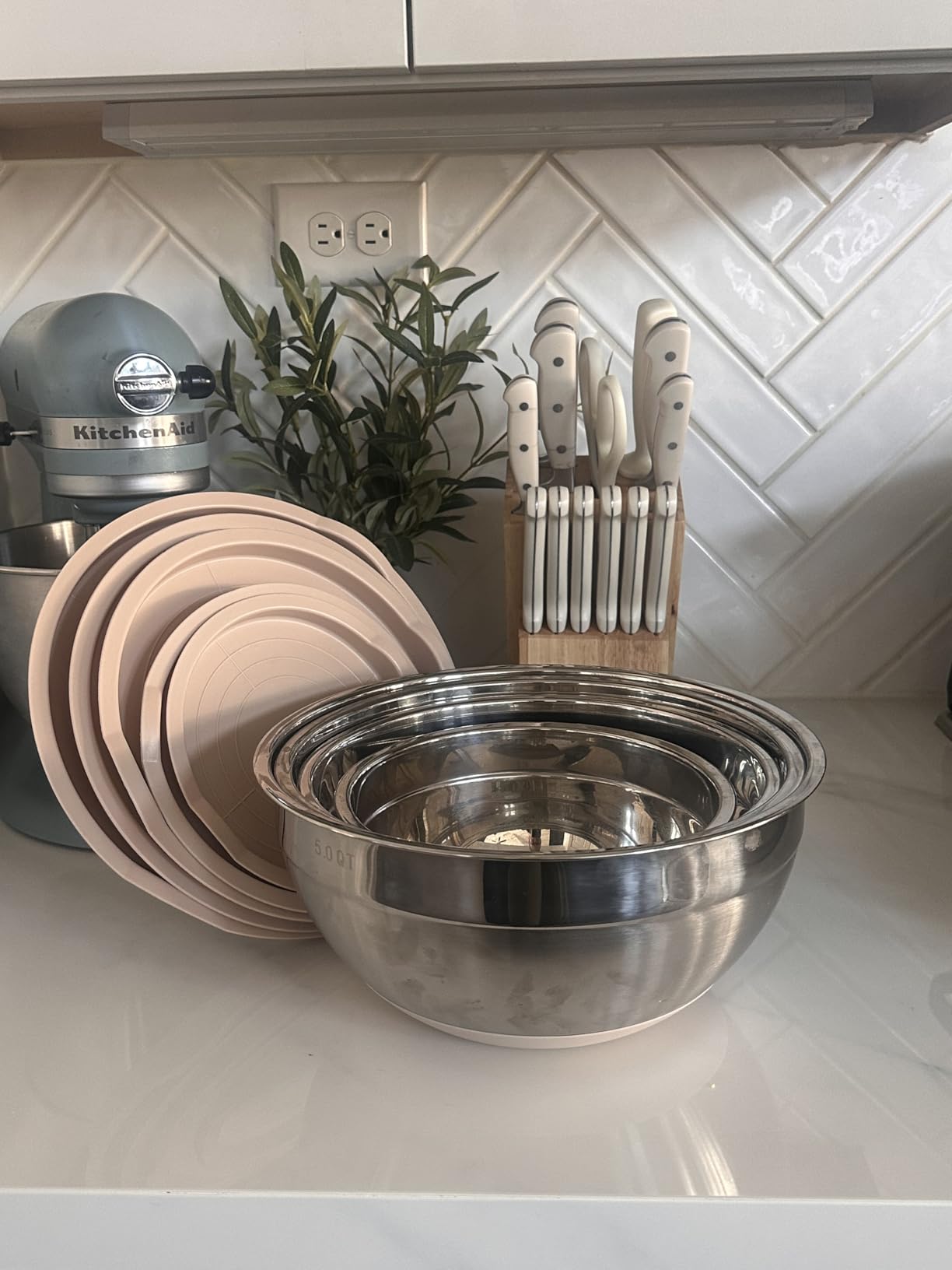 Umite Chef Mixing Bowls with Airtight Lids Set, 8PCS Stainless Steel Khaki Nesting Bowls with Grater Attachments, Kitchen Bowls with Non-Slip Bottoms, Size 5, 4, 3.5, 2, 1.5QT for Mixing & Serving customer photo 1