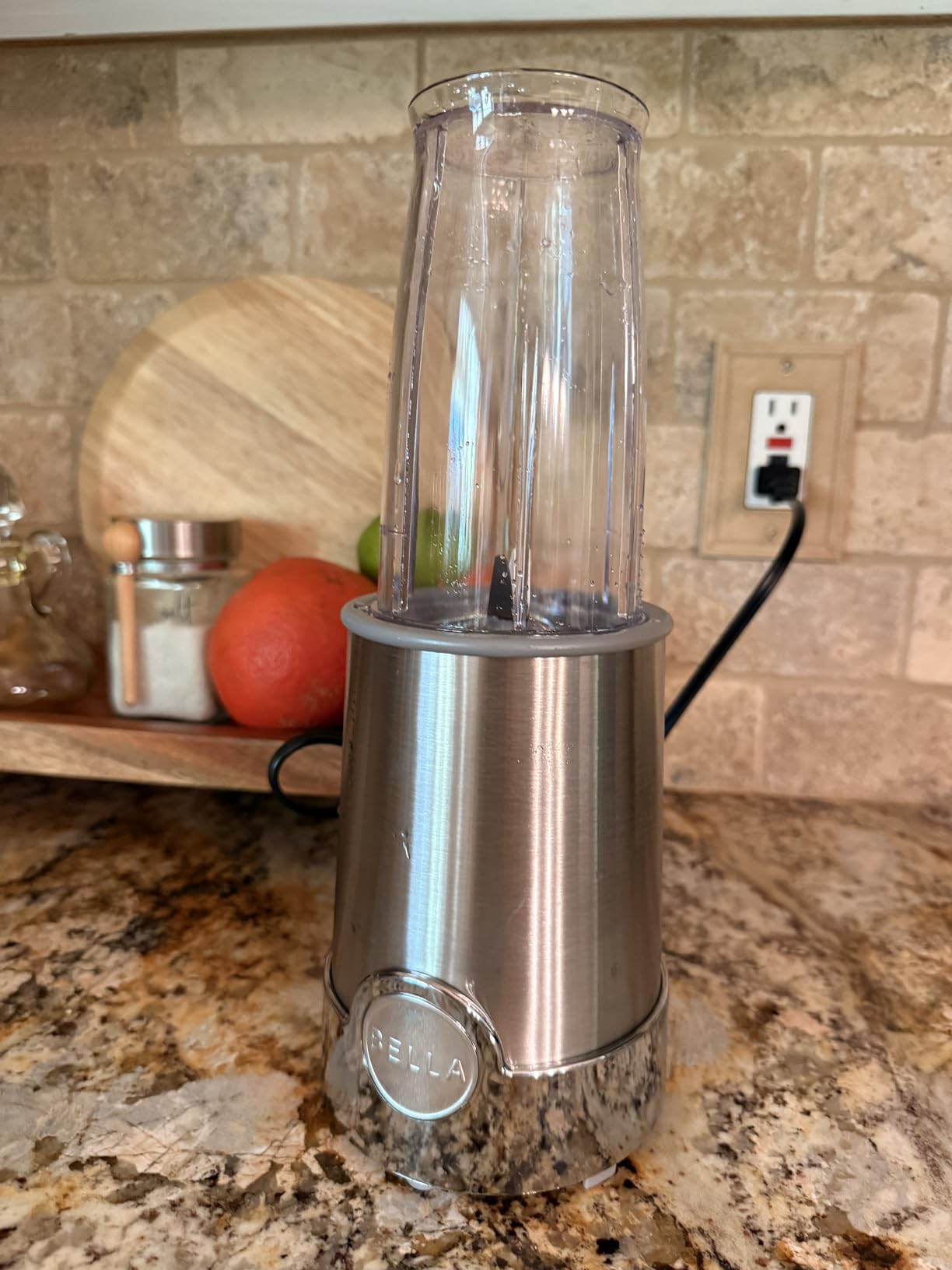 Bella 6 Pcs Portable Rocket Blender, Juicer & Smoothie Maker, Press & Twist Design, EverGood & BPA Free Dishwasher Safe Parts, 4 Tip Stainless Steel Blade, Cord Wrap, 240 Watt Motor, Oatmilk customer photo 1