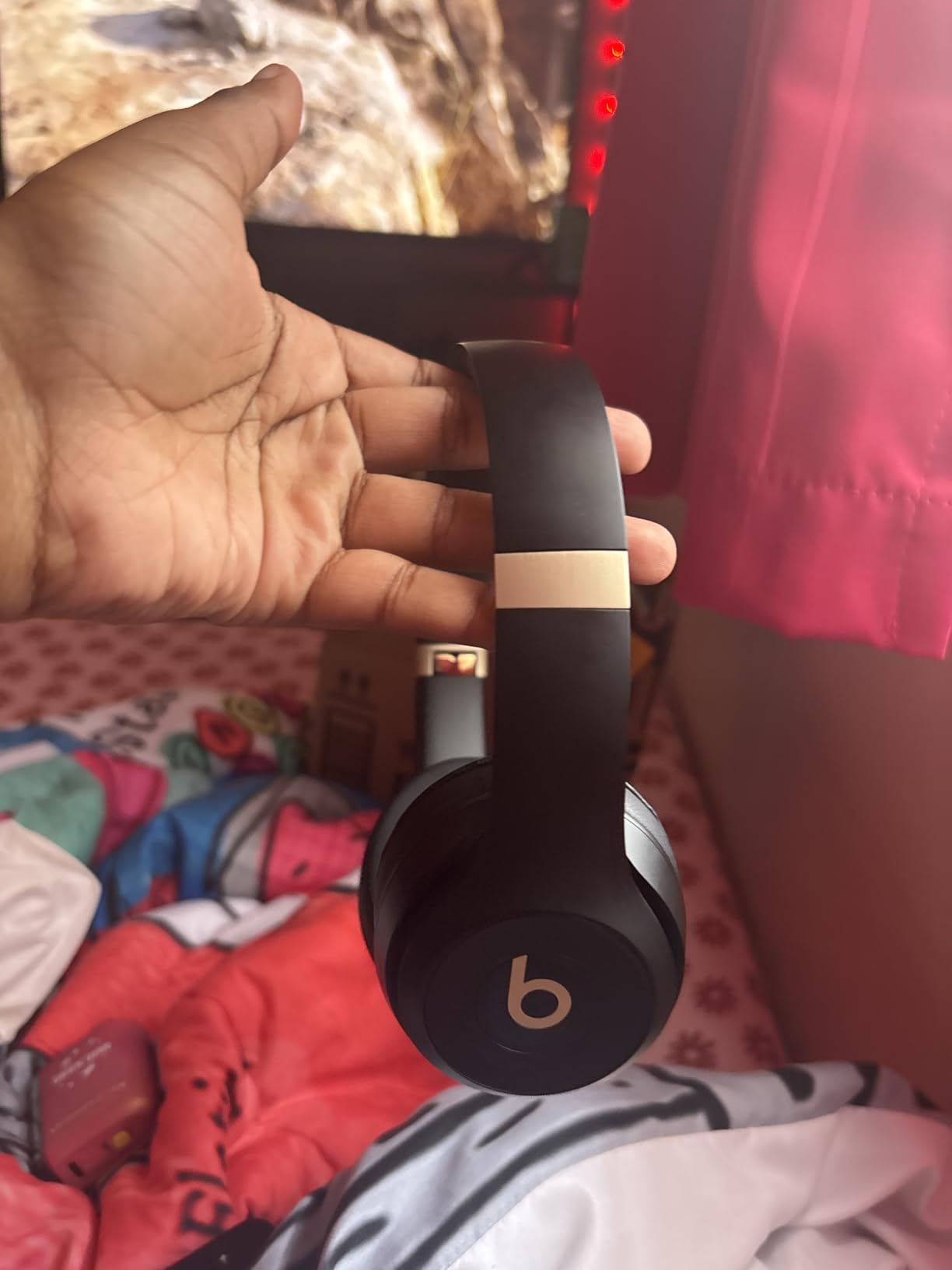 Beats Solo 4 - Wireless On-Ear Bluetooth Headphones, Up to 50-Hour Battery Life, Ultra-Lightweight Comfort, Apple & Android Compatible - Matte Black customer photo 1