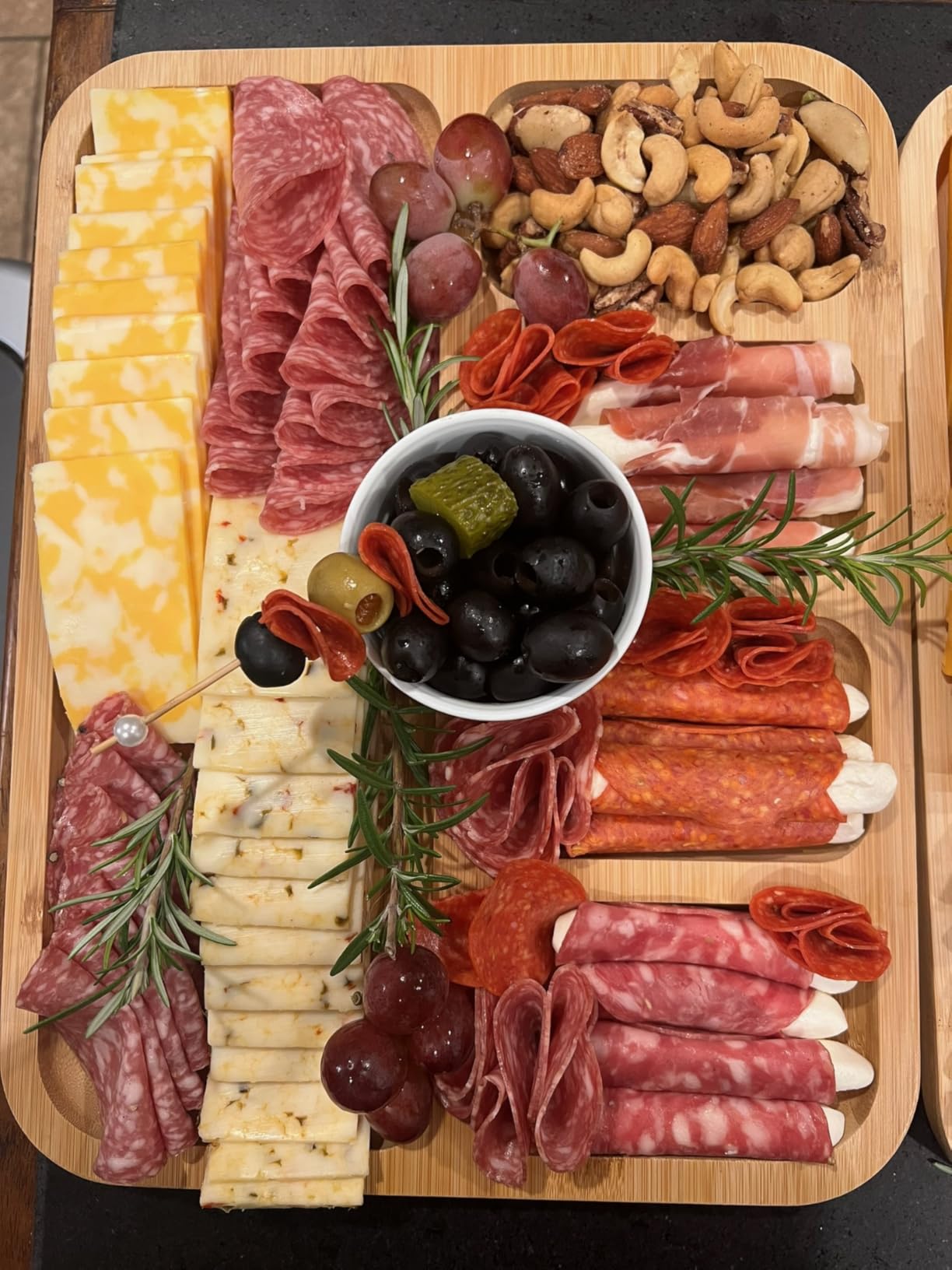 Charcuterie Board with Clear Lid, Travel Portable Cheese Board Charcuterie Boxes Cutting Boards for Kitchen, House Warming Gifts New Home, Gifts for Women (6 Compartments Black) customer photo 2
