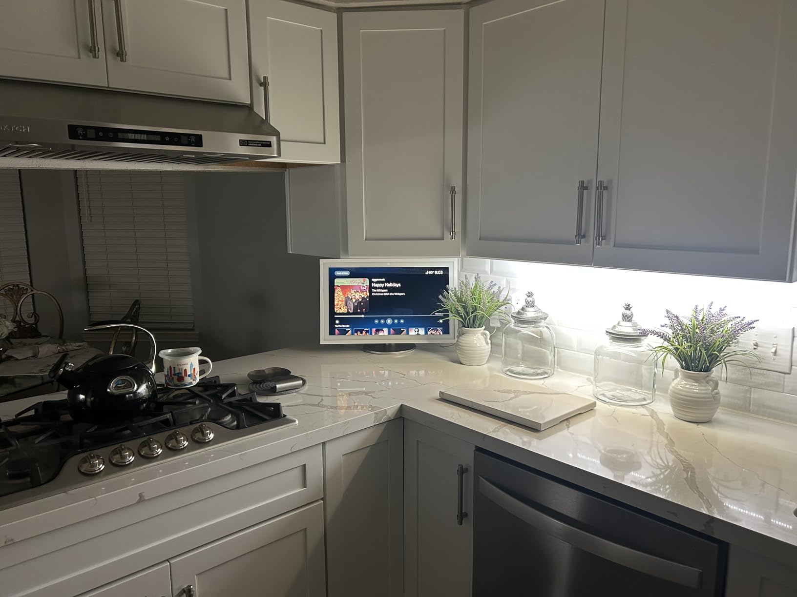 Echo Show 21 (2024 release) with Amazon Premium Adjustable Stand customer photo 1