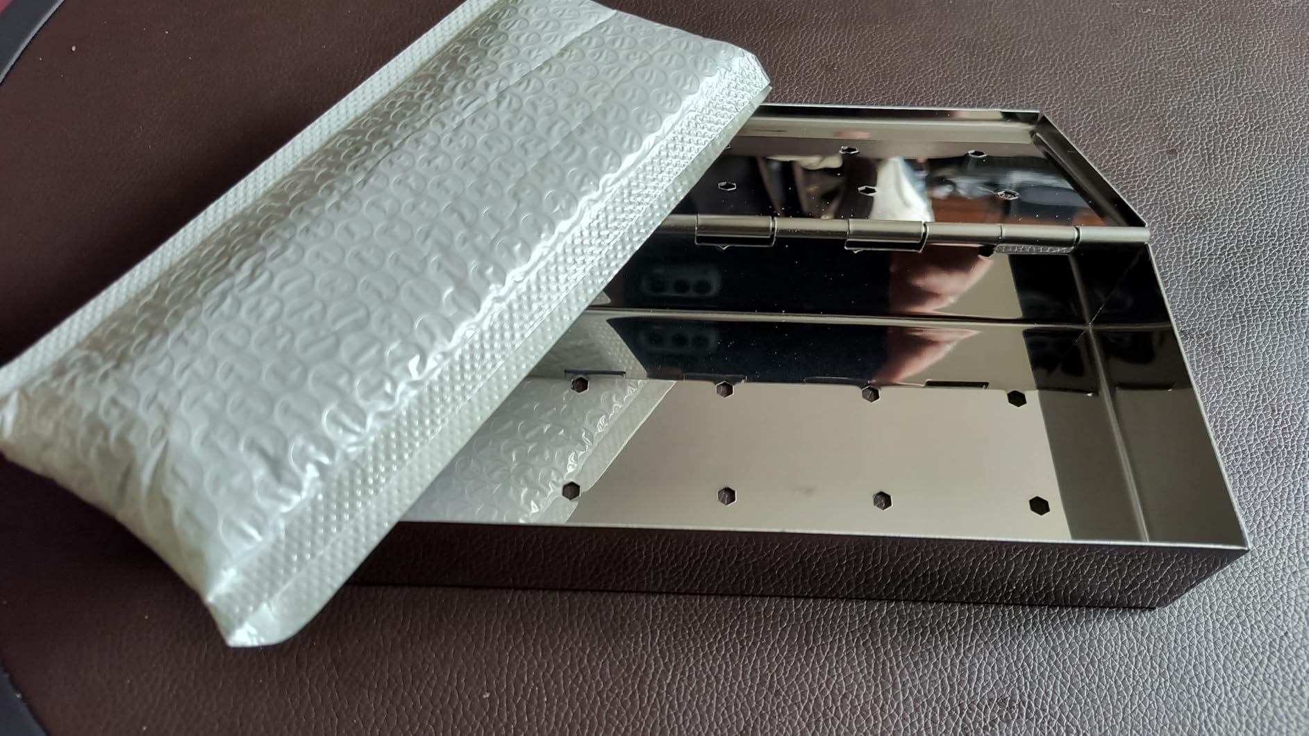 auisea Smoker Box for Gas Grill with Mini Tong, Thickened Stainless Steel Wood Chip Smoker Box with Hinged Lid, No Side Holes for Longer Lasting Smoke, Mirrored Finish, Heavy Duty customer photo 2