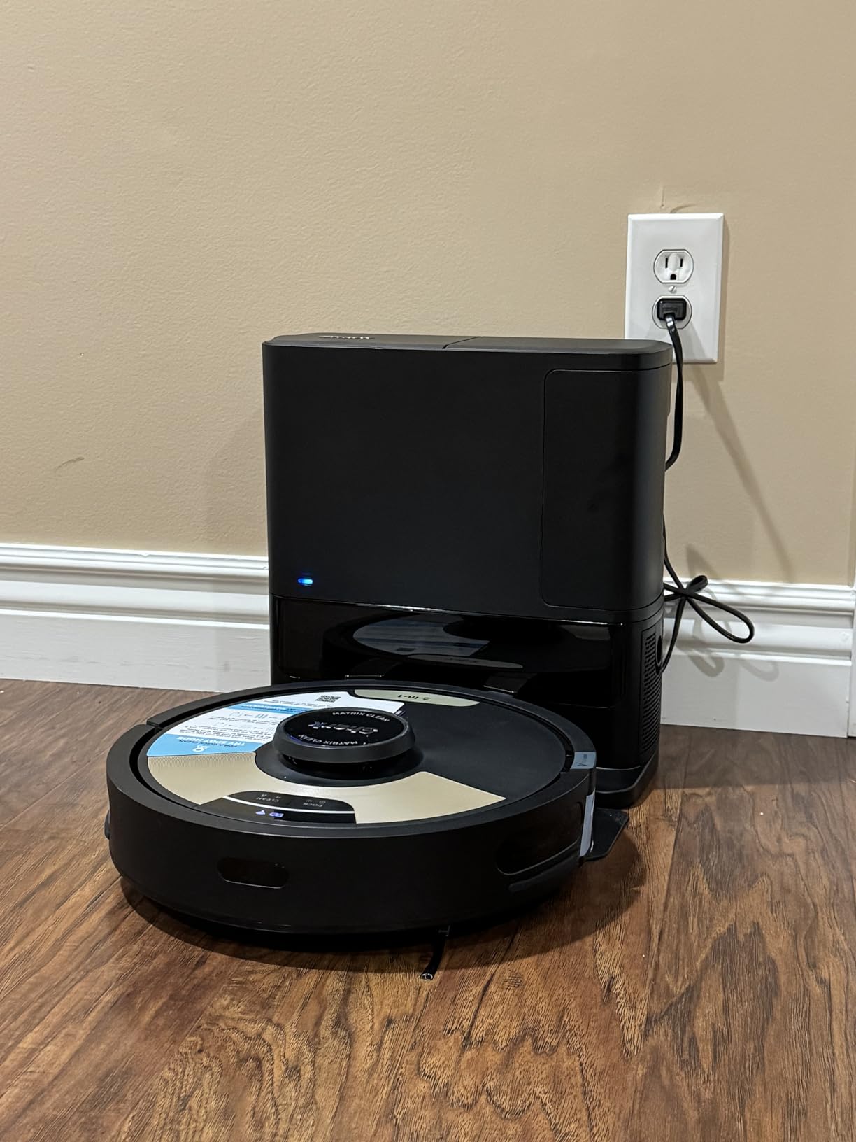 Shark Matrix Plus 2in1 Robot Vacuum & Mop with Sonic Mopping, Matrix Clean, Home Mapping, HEPA Bagless Self Empty Base, CleanEdge, for Pet Hair, WiFi, Compatible with Alexa, Black/Gold (AV2613WA) customer photo 2