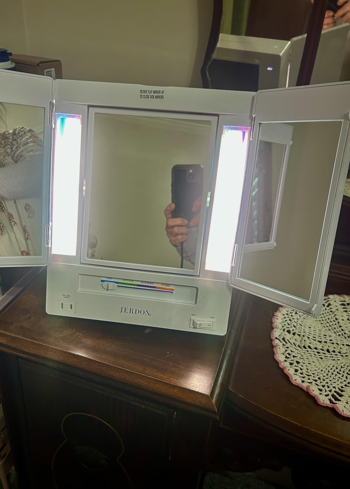 JERDON Tri-Fold Two-Sided Makeup Mirror with Lights - Vanity Mirror with 5X Magnification & Multiple Light Settings - White Base - Model JGL9W customer photo 1