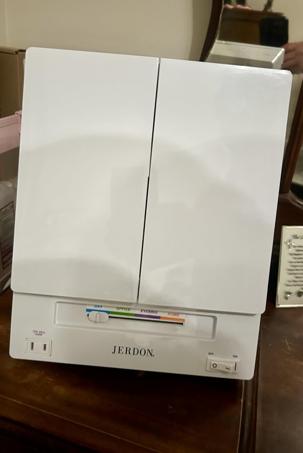 JERDON Tri-Fold Two-Sided Makeup Mirror with Lights - Vanity Mirror with 5X Magnification & Multiple Light Settings - White Base - Model JGL9W customer photo 2