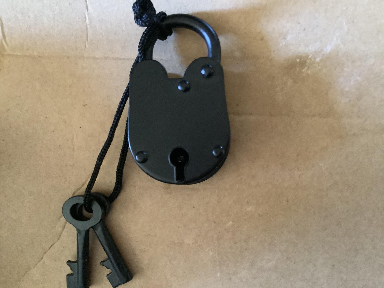 Antique Style Wine Cellar Padlock with 2 Skeleton Keys customer photo 2