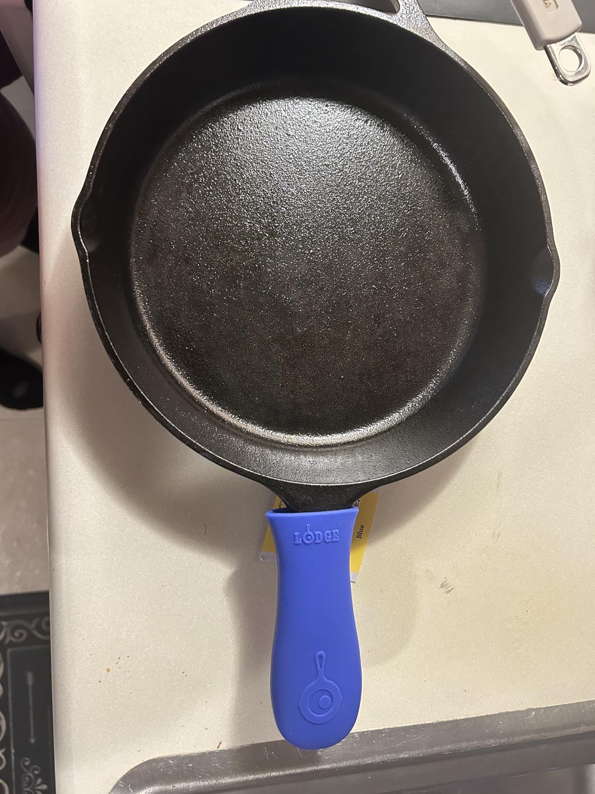 Lodge Silicone Hot Handle Holder - Dishwasher Safe Hot Handle Holder Designed for Lodge Cast Iron Skillets 9 Inches+ w/Keyhole Handle - Reusable Heat Protection Up to 500° - Red customer photo 1