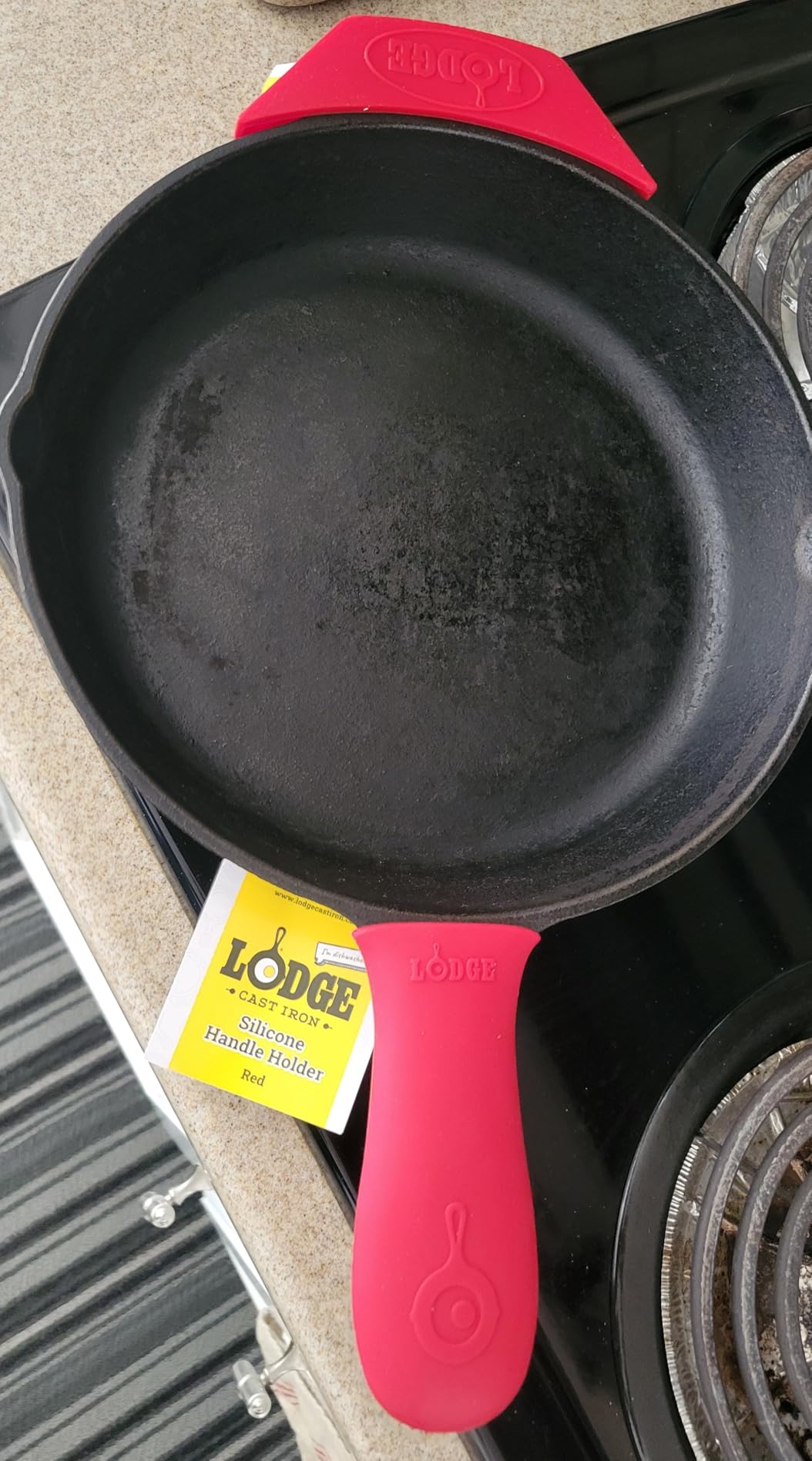 Lodge Silicone Hot Handle Holder - Dishwasher Safe Hot Handle Holder Designed for Lodge Cast Iron Skillets 9 Inches+ w/Keyhole Handle - Reusable Heat Protection Up to 500° - Red customer photo 2