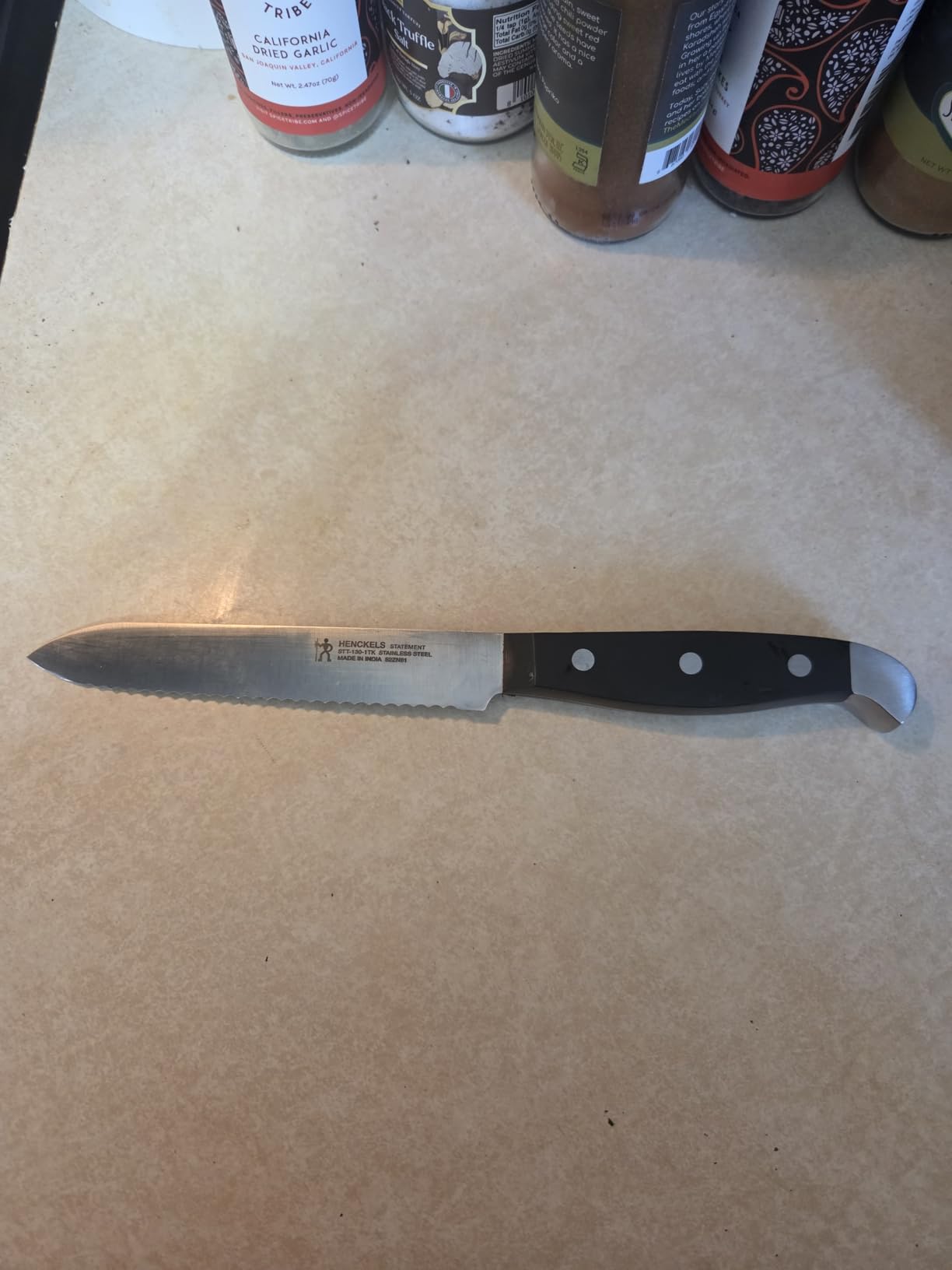 HENCKELS Statement Razor-Sharp 5-inch Serrated Utility Knife, Tomato Knife, German Engineered Informed by 100+ Years of Mastery, Black/Stainless Steel customer photo 1