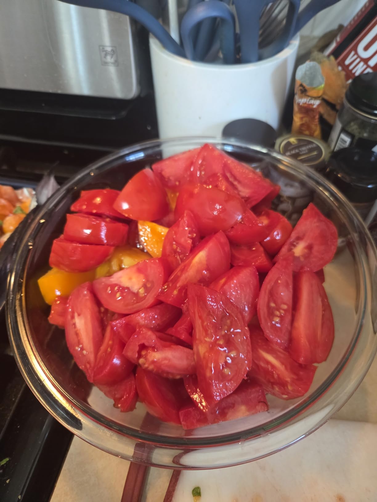 HENCKELS Statement Razor-Sharp 5-inch Serrated Utility Knife, Tomato Knife, German Engineered Informed by 100+ Years of Mastery, Black/Stainless Steel customer photo 2