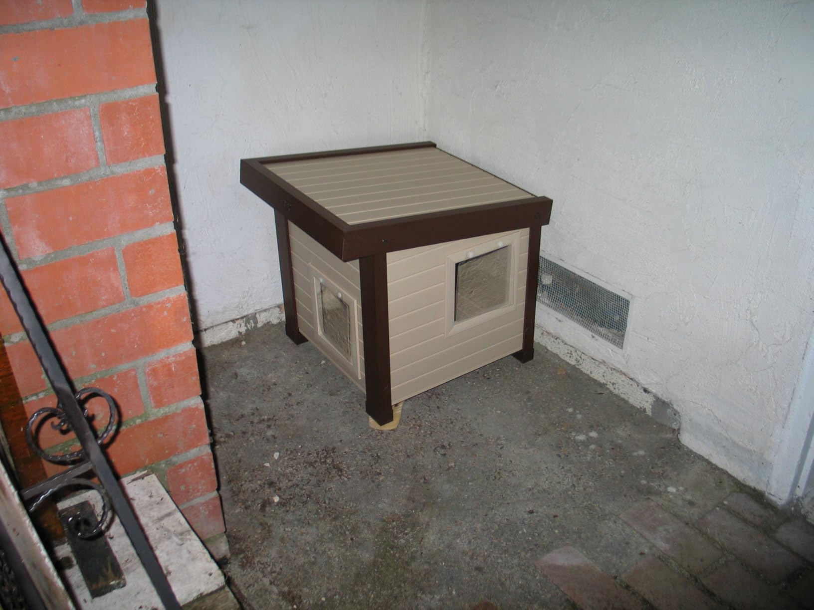 New Age Pet ECOFLEX Albany Outdoor Cat House - Weatherproof, Insulated, Elevated Floor, Dual Escape Doors customer photo 2