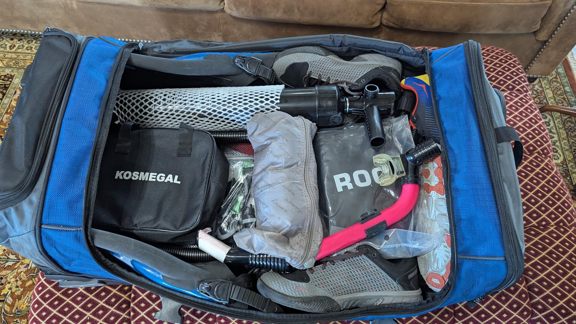 Amazon Basics 30-Inch Large Rolling Duffel Bag with Wheels and Handle, Durable Ripstop Polyester, 2 Layers of Space, Multiple Interior and Exterior Pockets, Black customer photo 1