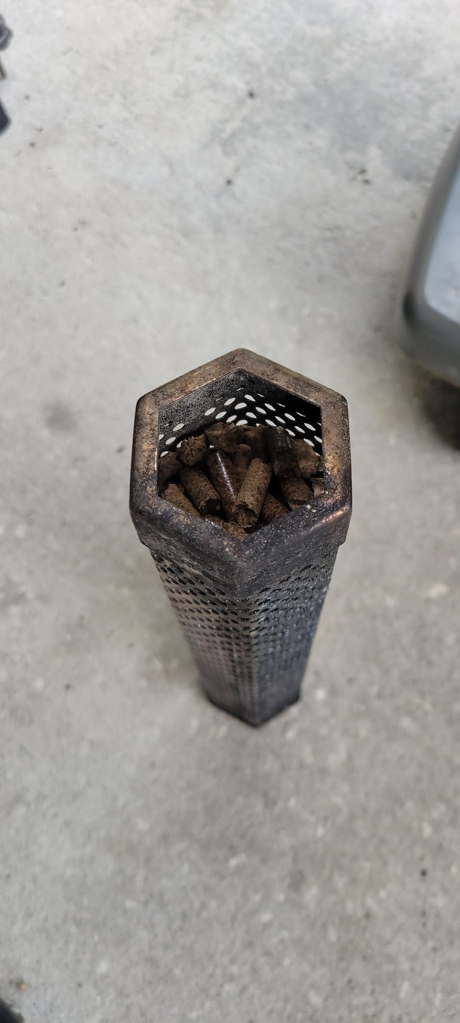 LIZZQ Premium Pellet Smoker Tube 12 inches - 5 Hours of Billowing Smoke, Hot or Cold Smoking, for Any Grill or Smoker customer photo 2