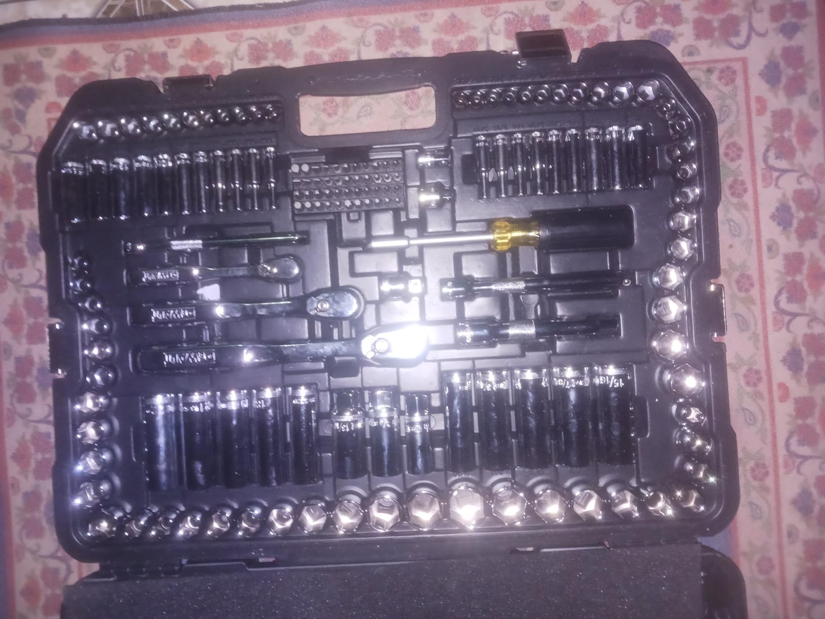 DEWALT Mechanic Tool Set, 247-Piece, 1/4 in., 3/8 in. and 1/2 in. Drive, SAE, Ratchets, Sockets, Hex Keys, Combination Wrenches customer photo 1
