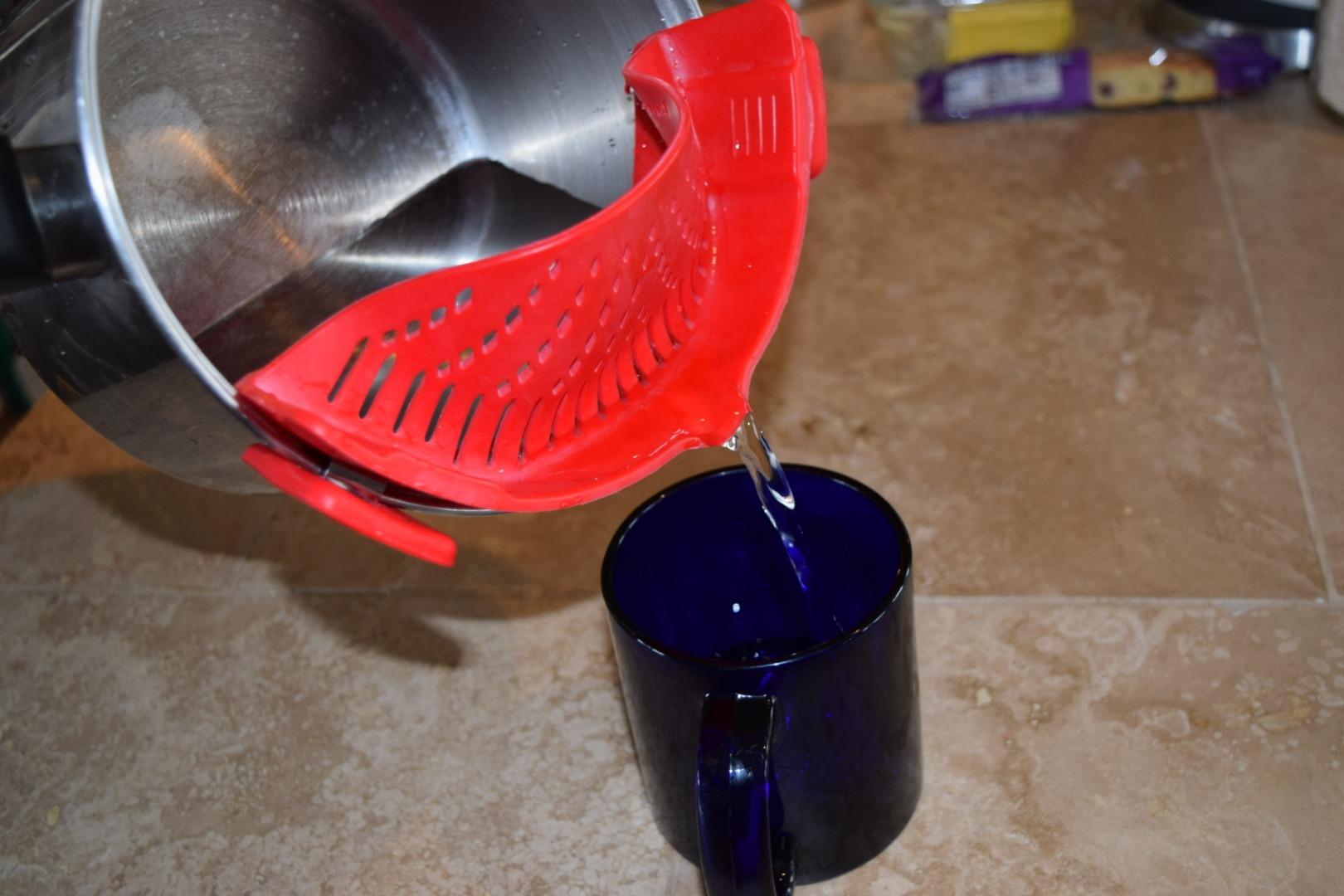 Snap Strainer, DaKuan 2 Packs of Hands-free Clip-on Heat Resistant Colander Pour Spout for Pasta Vegetable Noodles Pot bowl Pan customer photo 1