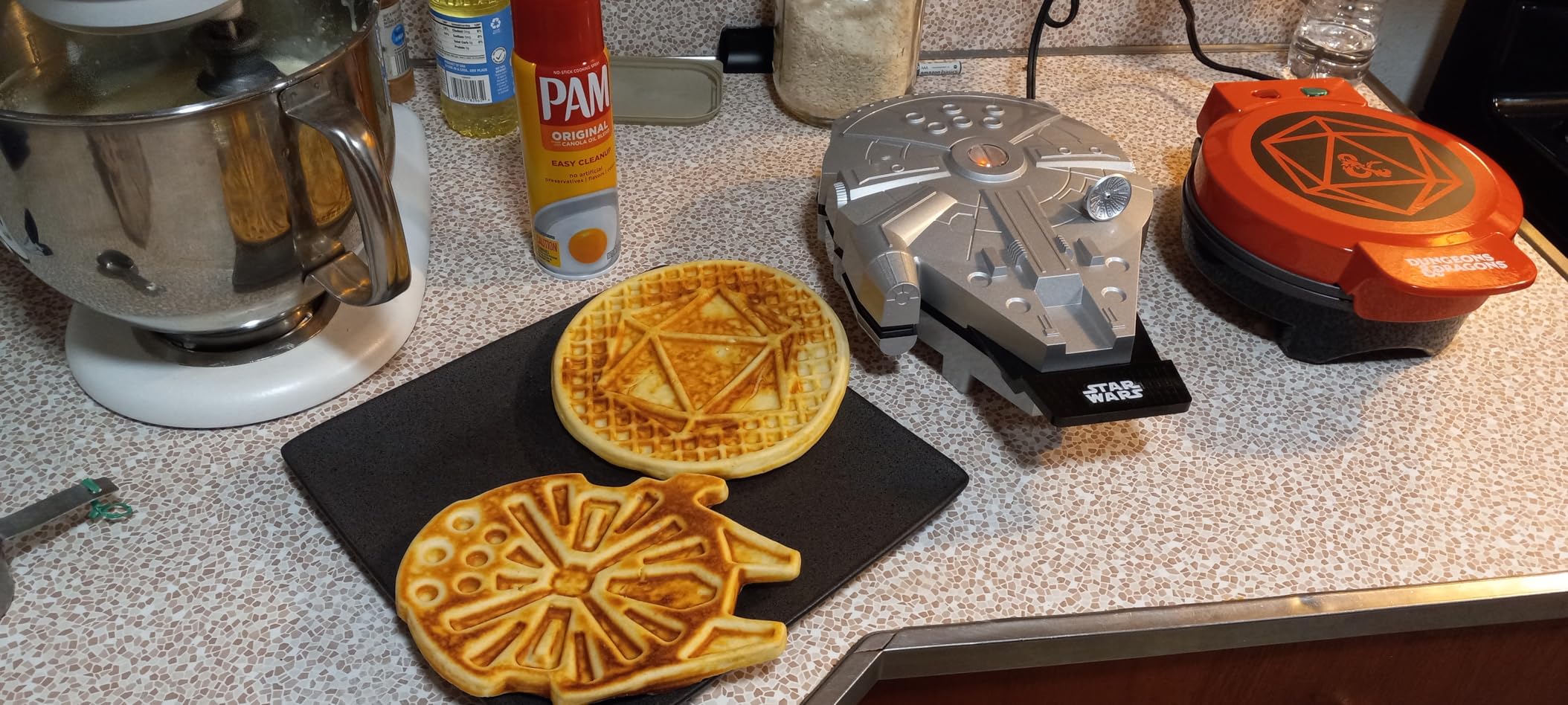 Uncanny Brands Star Wars Millennium Falcon Waffle Maker customer photo 1