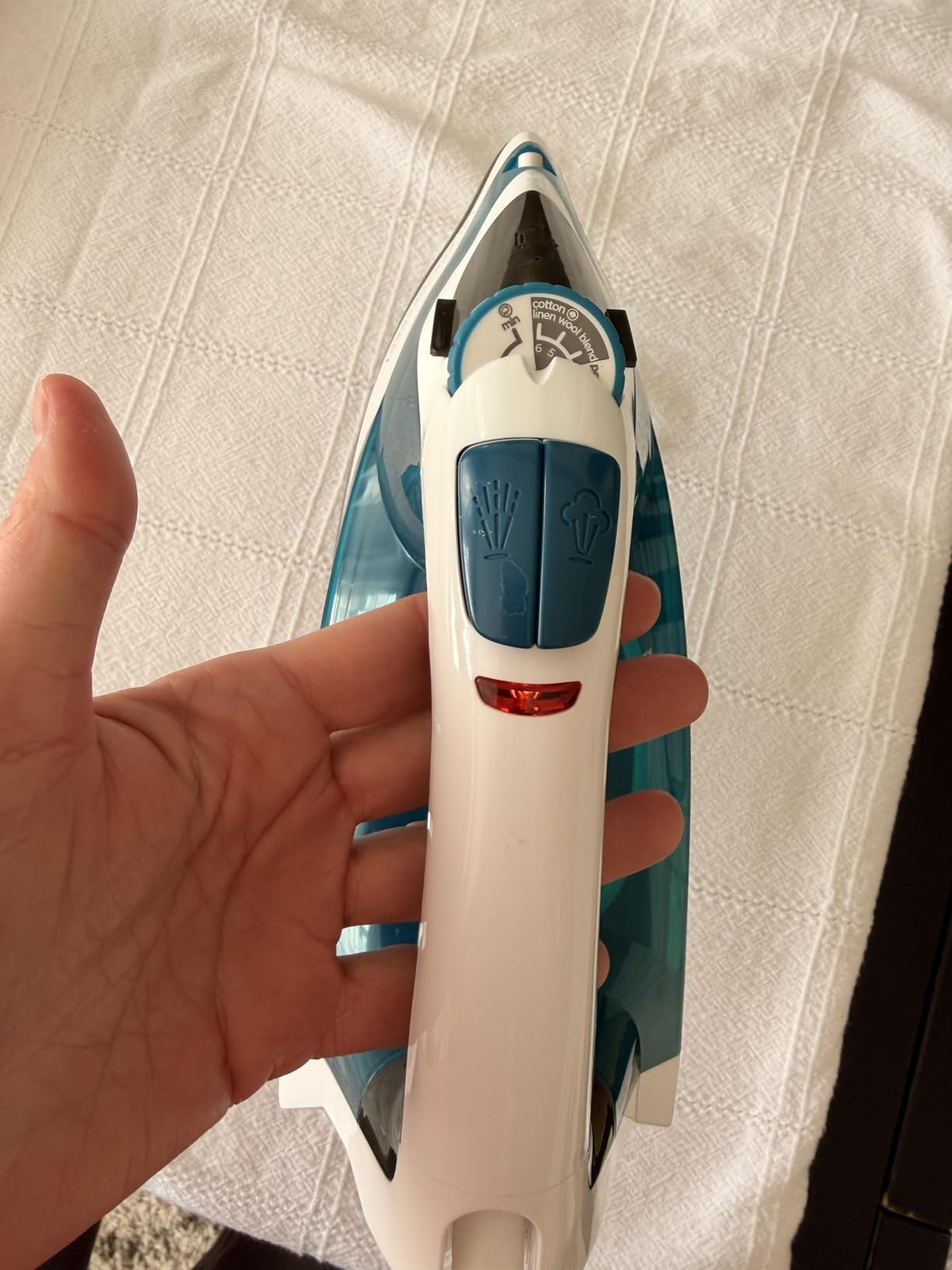 BLACK+DECKER Easy Steam Compact Iron, IR06V, Dual Position Cord, TrueGlide Non-Stick Soleplate, Vertical Steam, SmartSteam customer photo 1