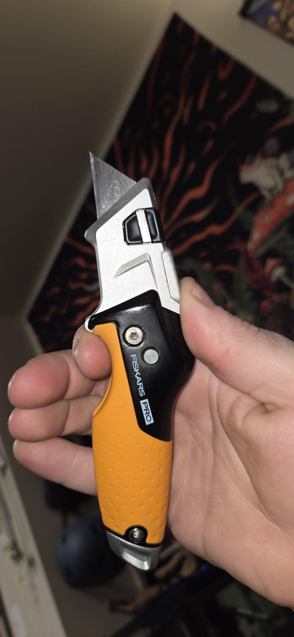 Fiskars Pro Retractable Folding Utility Knife, Box Cutter with Long-Lasting CarbonMax Razor Blade and Dual Lock Safety customer photo 1