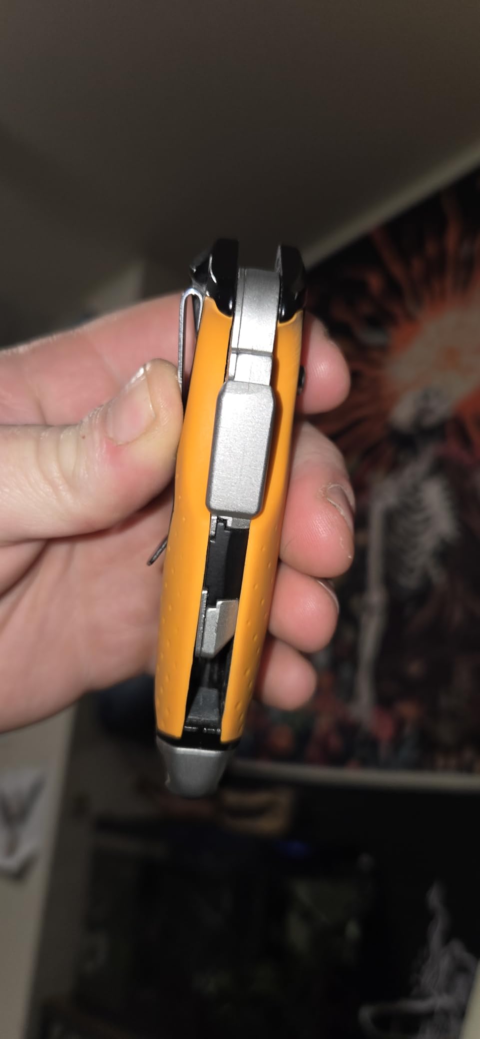 Fiskars Pro Retractable Folding Utility Knife, Box Cutter with Long-Lasting CarbonMax Razor Blade and Dual Lock Safety customer photo 2