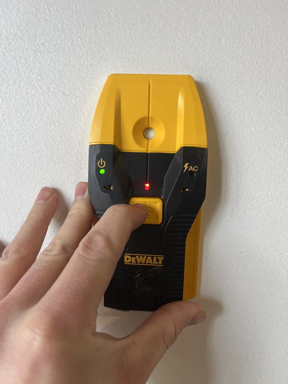 DEWALT Stud Finder, 3/4 Inch Depth, Locate Framing Studs Efficiently with LED Arrows, Ideal for Wood and Metal, AAA Batteries Included (DW0100) customer photo 2