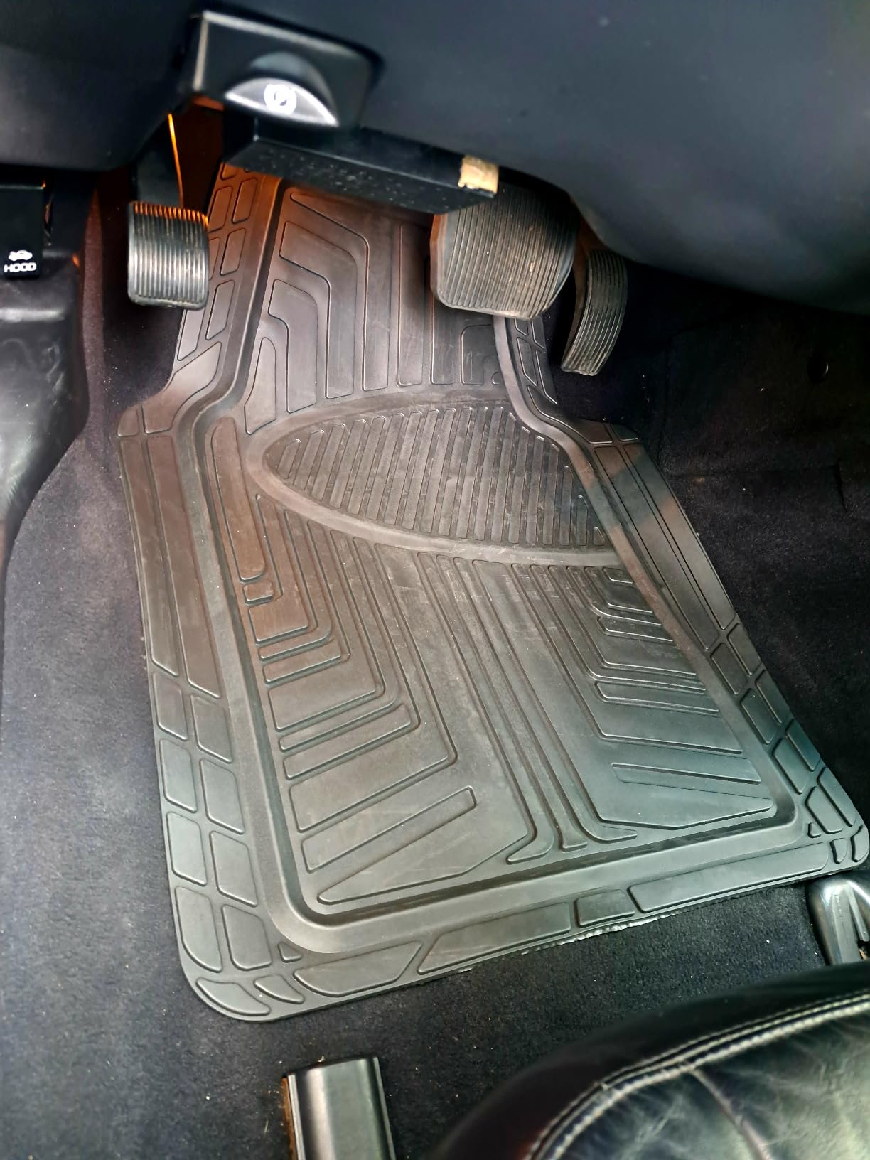 Amazon Basics 4-Piece Premium All-Season Anti-Slip Rubber Floor Mats, All Weather Protection for Cars, SUVs and Trucks, Universal Trim to Fit, Black customer photo 2