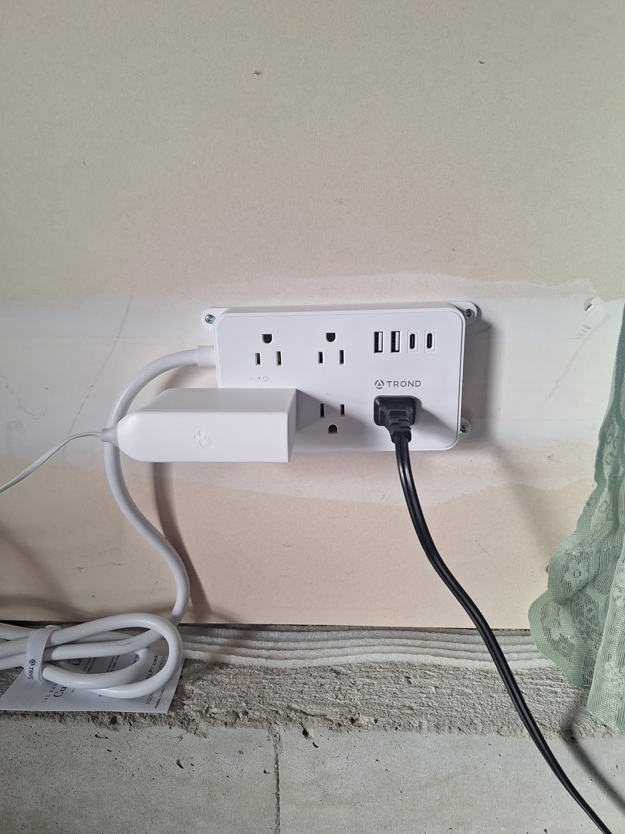 TROND Power Strip Surge Protector, 5 Widely-Spaced Outlets with 2 USB A and 2 USB C, ETL Listed, Wall Mountable, Flat Plug 5ft Extension Cord, 1300J, 14AWG Heavy Duty, for Office Kitchen, Black customer photo 1