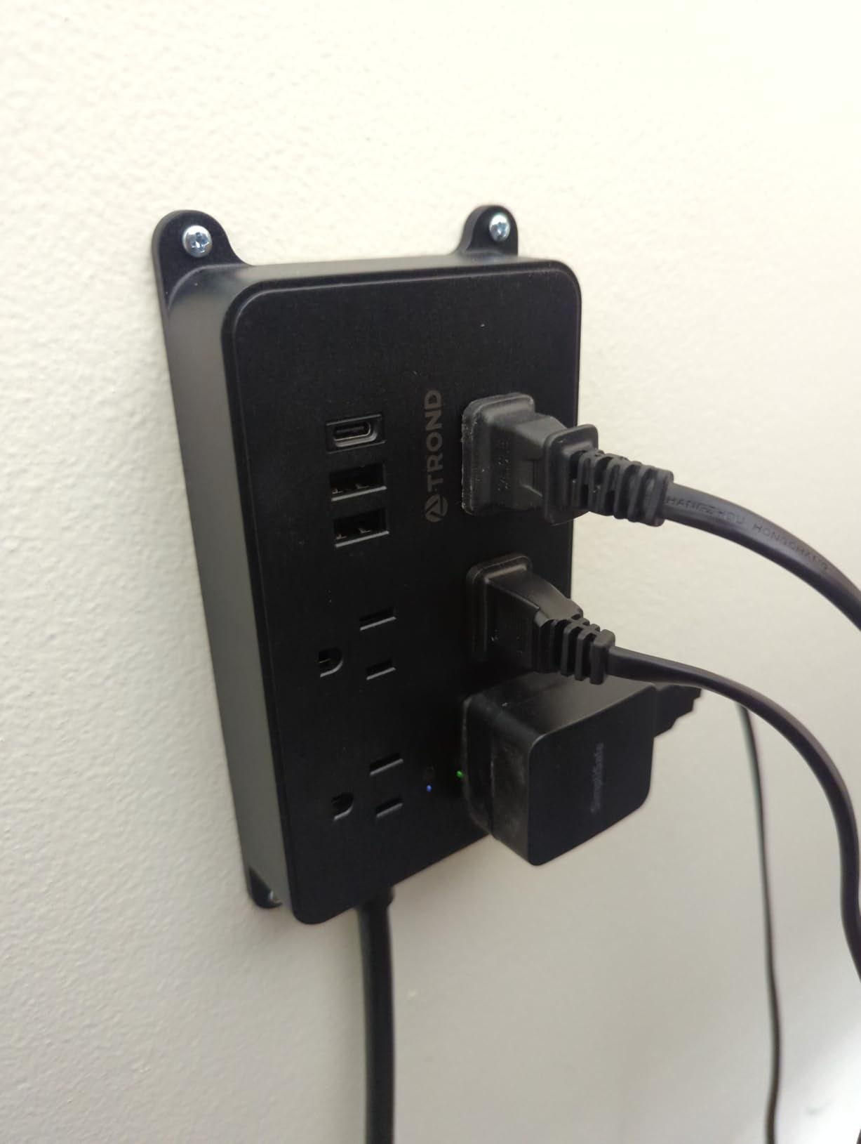 TROND Power Strip Surge Protector, 5 Widely-Spaced Outlets with 2 USB A and 2 USB C, ETL Listed, Wall Mountable, Flat Plug 5ft Extension Cord, 1300J, 14AWG Heavy Duty, for Office Kitchen, Black customer photo 2