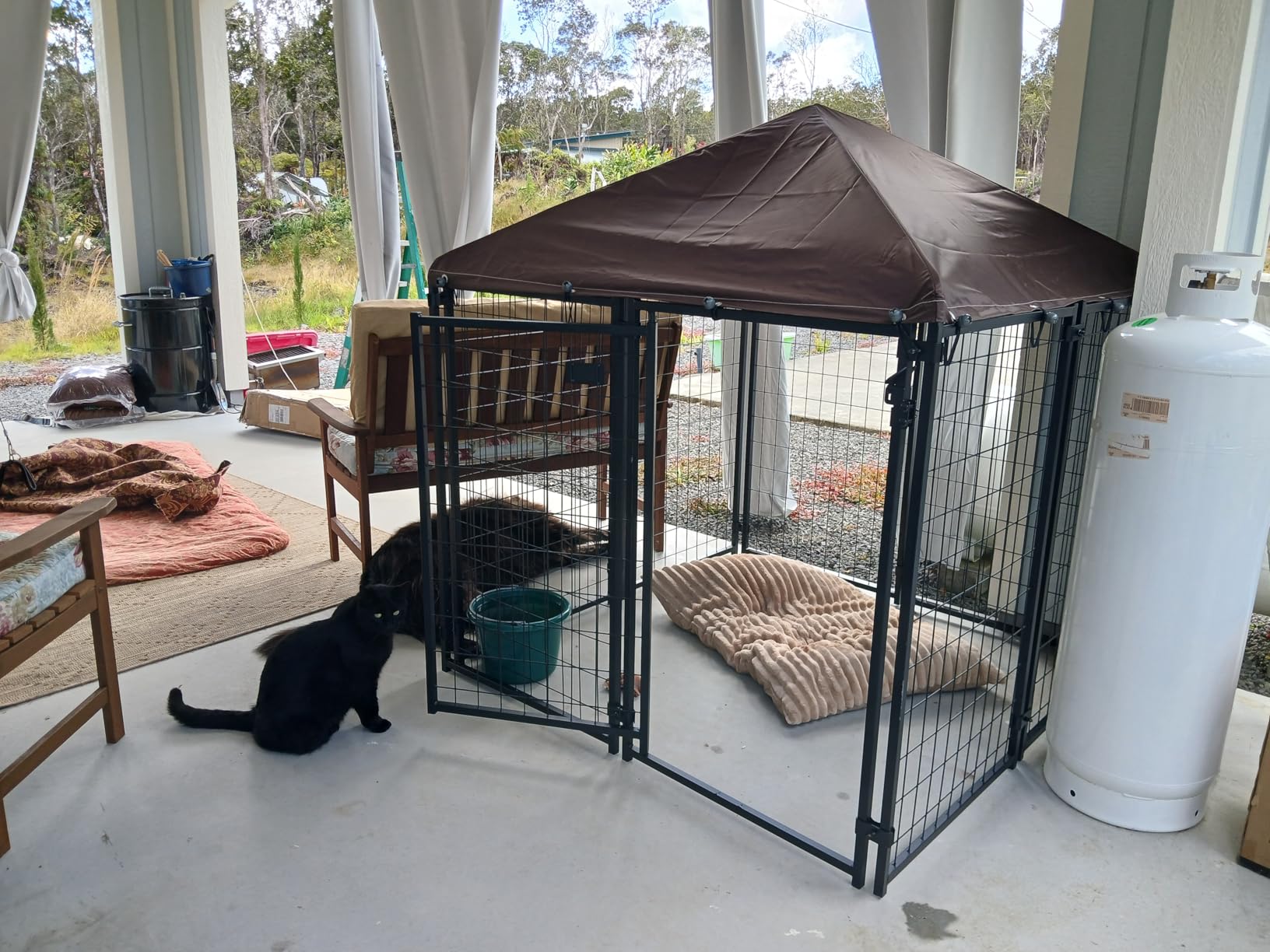 PawHut 4.6' x 4.6' x 5' Outdoor Dog Kennel, Welded Wire Dog Kennel Outside Run with Waterproof & UV Resistant Cover, for S&M Breeds, Chickens, Ducks, Black customer photo 1