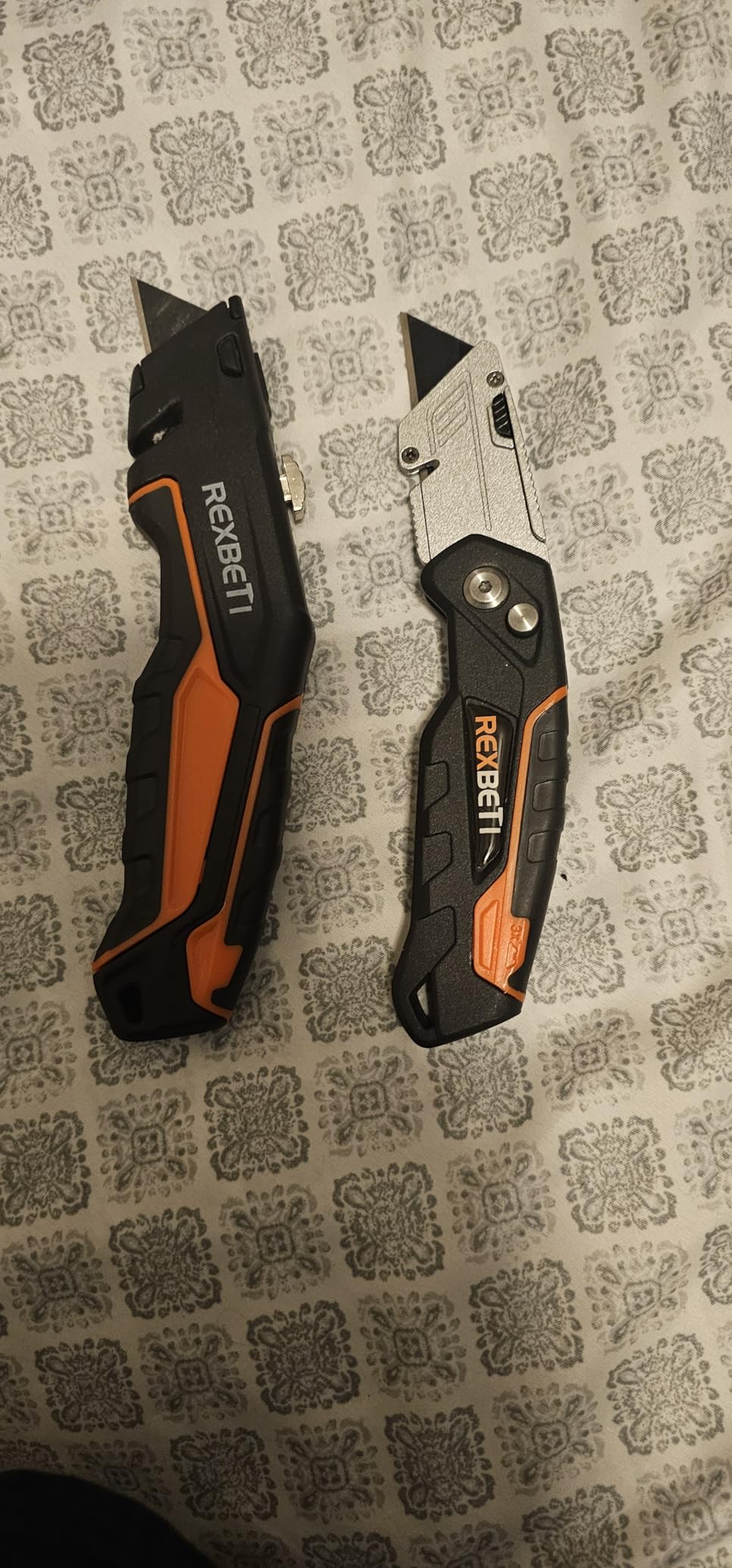 REXBETI 2-Pack Utility Knife, SK5 Heavy Duty Retractable Box Cutter for Cartons, Cardboard and Boxes, Blade Storage Design, Extra 10 Blades Included (Total 18 Blades) customer photo 2