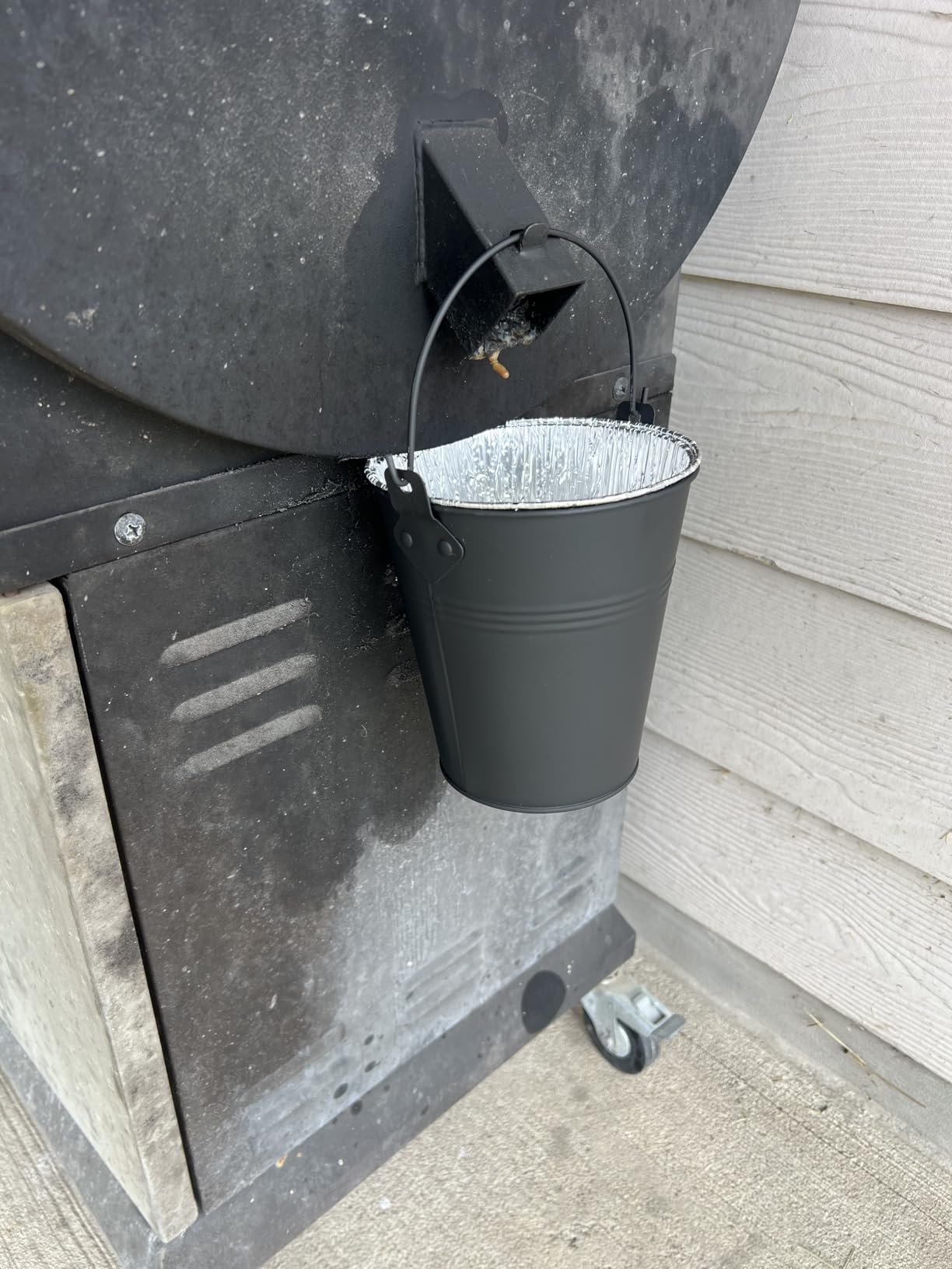 Drip Bucket and 15-Pack Disposable Foil Liners for Oklahoma Joe's, Traeger, Pit-Boss, Z Grill, Camp Chef, Grill Grease Liner Fits Most Offset Smoker, Rec Tec Pellet Grill Bucket, Black customer photo 1