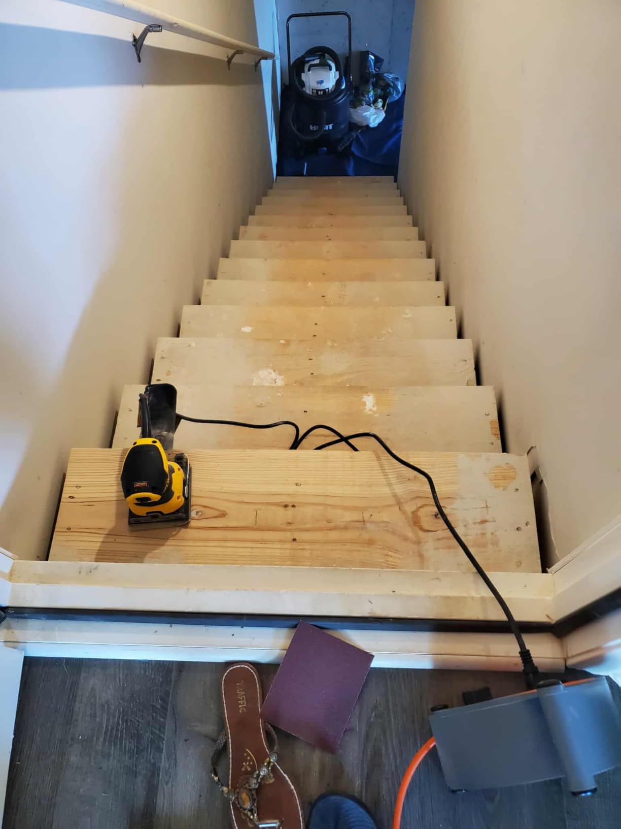 DEWALT Random Orbit Sander, Variable Speed, 5-Inch (DWE6423) customer photo 1