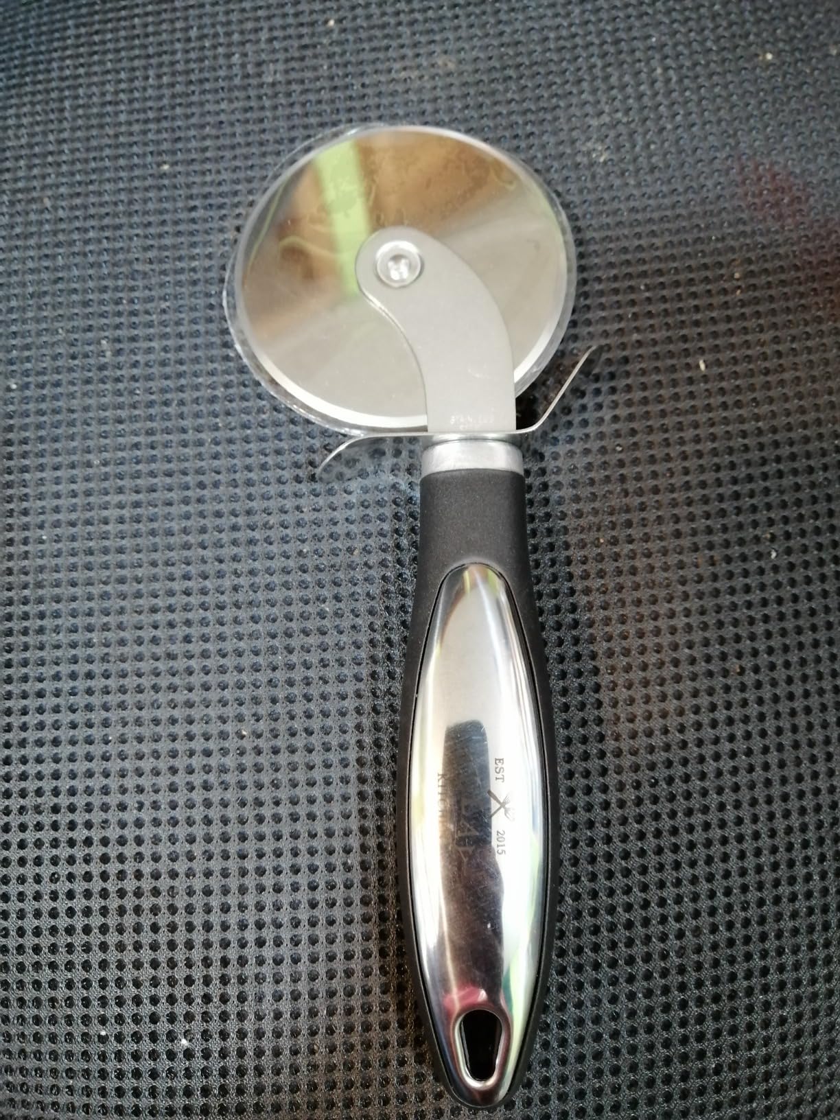 Zulay Kitchen Premium Pizza Cutter - Durable Stainless Steel Pizza Cutter Wheel - Easy-to-Clean, Easy-to-Use Pizza Slicer - Super Sharp with Non-Slip Handle - Dishwasher Safe Pizza Wheel (Black) customer photo 1