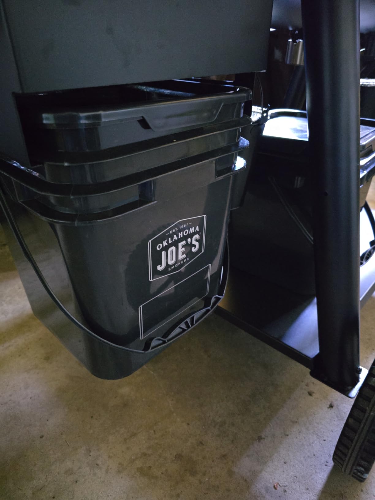 Oklahoma Joe's 5159038W01 Pellet Bucket Kit, Black customer photo 2