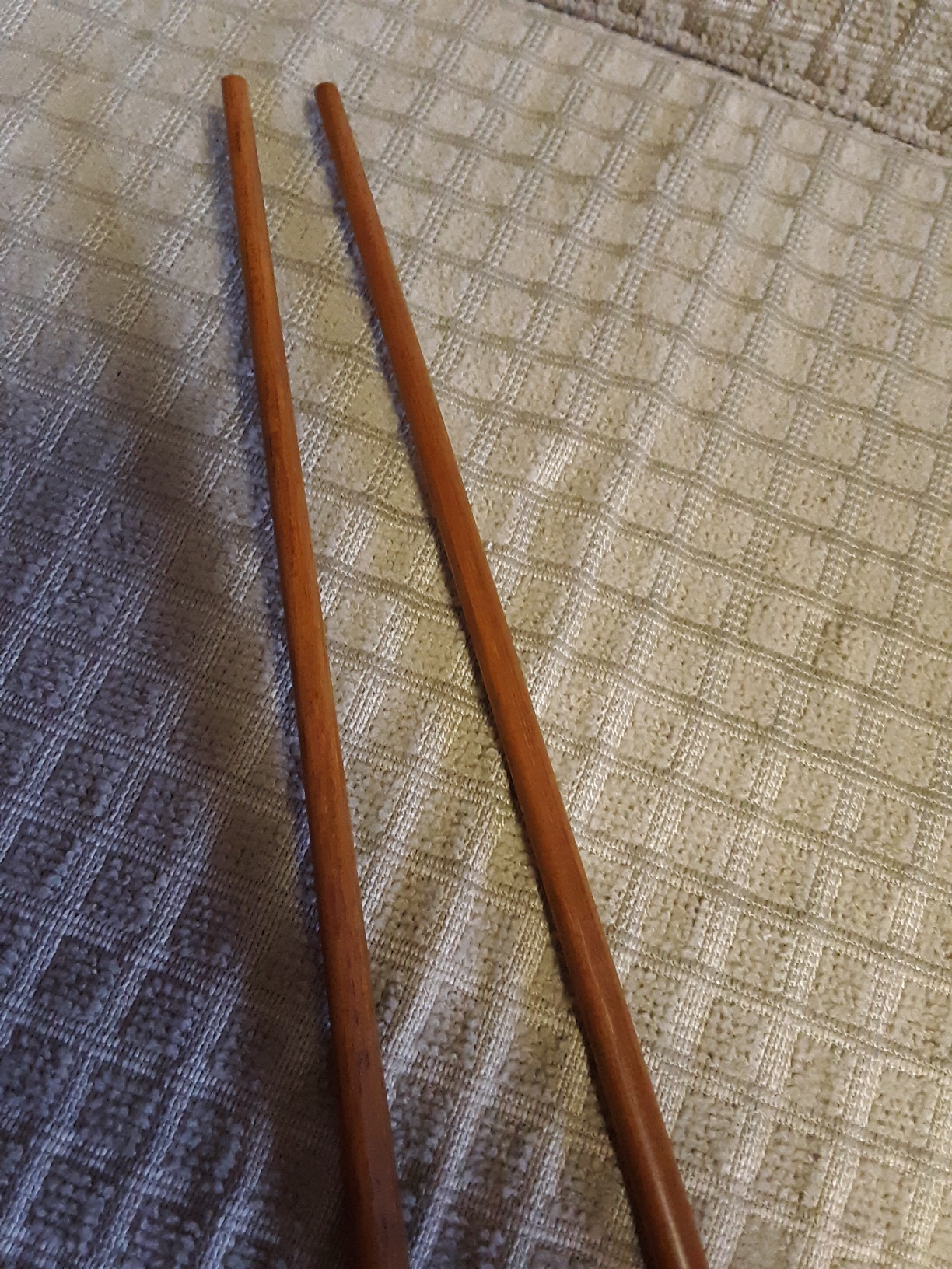 GLAMFIELDS 16.5 Inches Wooden Cooking Chopsticks Reusable for Noodles Frying Hotpot Extra Long Kitchen Chop Sticks Brown 2 Pairs customer photo 2