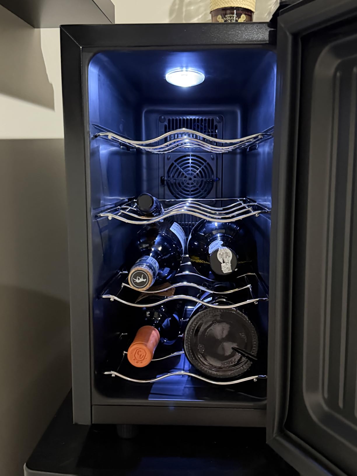BLACK+DECKER Wine Fridge 12 Bottles, Thermoelectric Wine Cooler Refrigerator with Mirrored Front customer photo 1