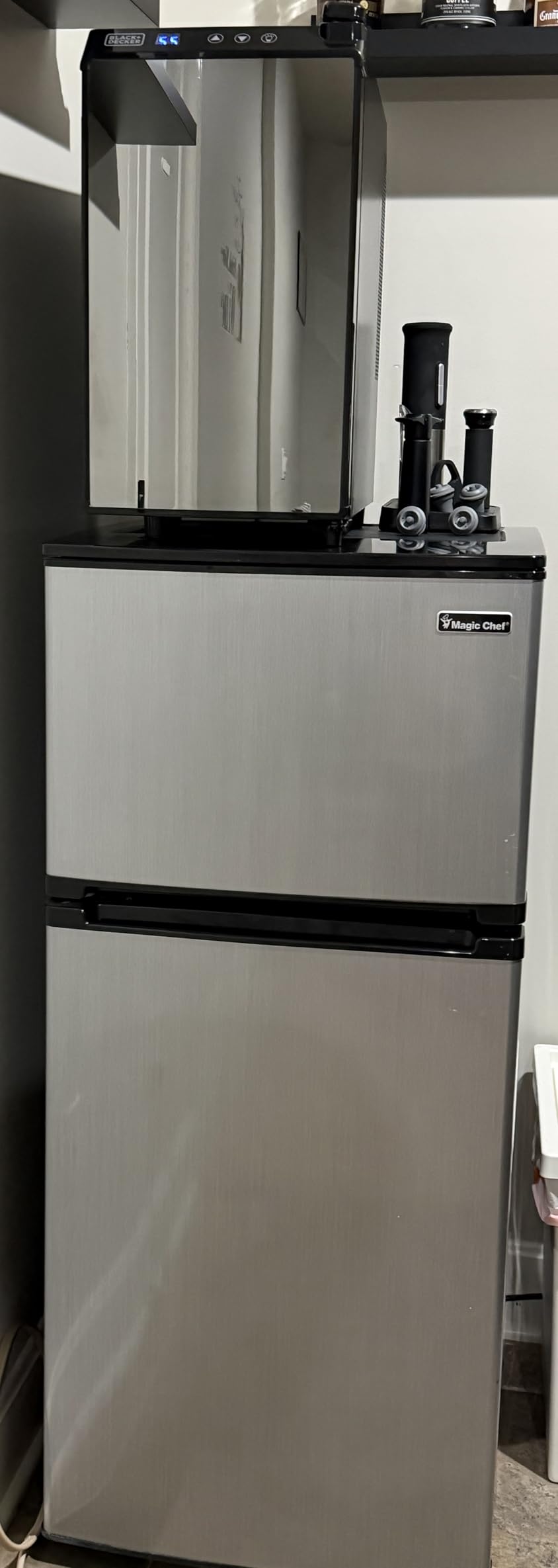BLACK+DECKER Wine Fridge 12 Bottles, Thermoelectric Wine Cooler Refrigerator with Mirrored Front customer photo 2