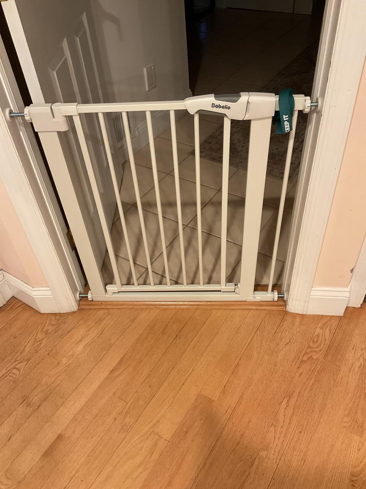 BABELIO Safety Gate Door Fits for Stairs, Narrow and Wide Doorways with Auto Close, Easy Install, No Drilling, Pressure Mounted for Baby, Child, Pets, Dog/Puppy, 26''-40'', White customer photo 2