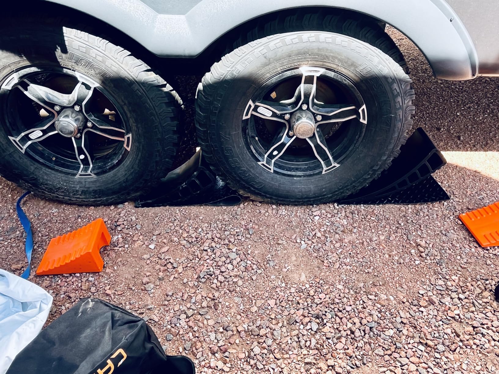 CARMTEK Camper Leveler Premium Kit - Curved RV Levelers with Camper Wheel Chocks, Rubber Mats and Carry Bag | Faster Camper Leveling Than RV Leveling Blocks customer photo 1