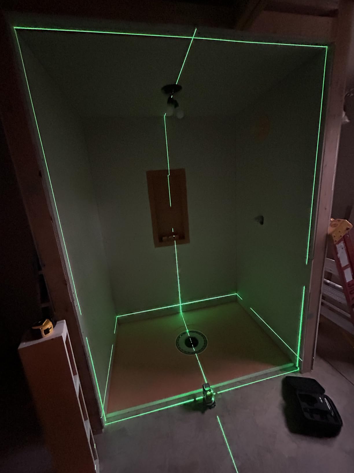 CIGMAN Laser Level Self Leveling 3x360 Degree 3D Green Cross Line for Construction and Picture Hanging, Rechargeable battery, Remote Controller, Magnetic Rotating Stand Included customer photo 1