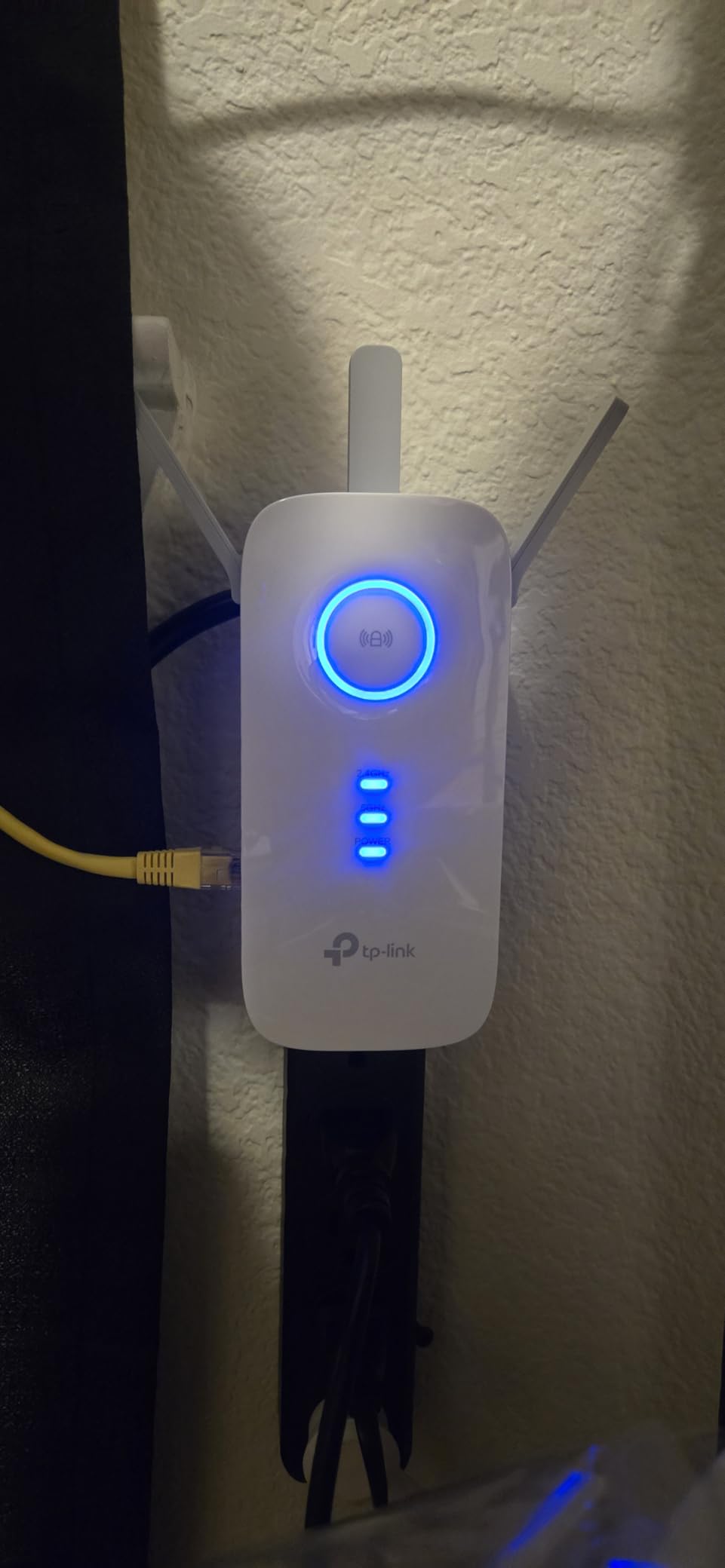 TP-Link AC1900 WiFi Range Extender RE550 | Dual-Band Wireless Repeater Amplifier w/Gigabit Ethernet Port | Up to 2200 Sq. Ft., 32 Devices | Internet Signal Booster | APP Setup | EasyMesh Compatible customer photo 2