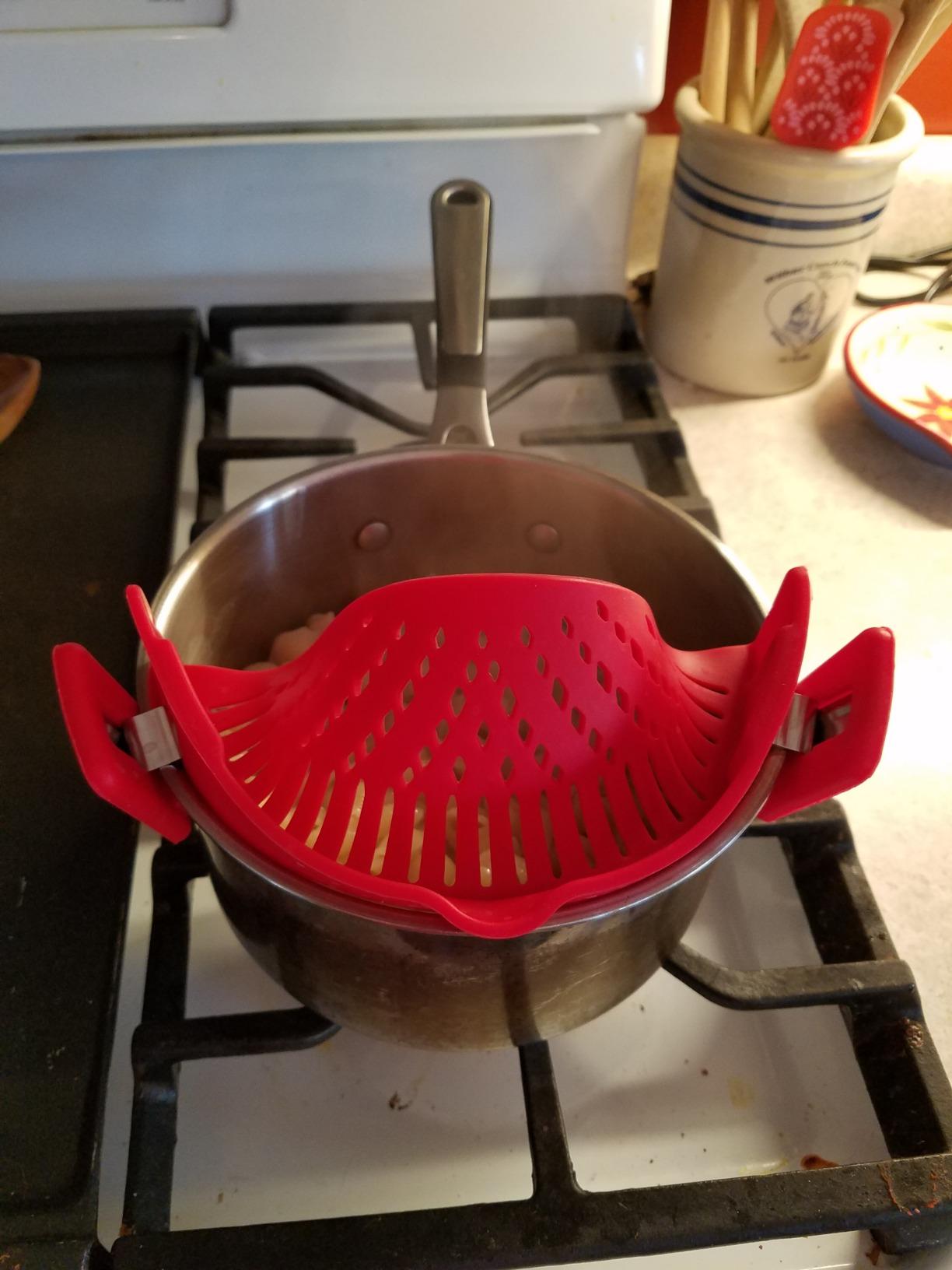 Clip On Pasta Strainer Silicone Universal Fit for all Pots and Bowls Snap On Drainer for Meat, Vegetables, Fruit Colander for Kitchen Easily Drain Food Space Saving customer photo 1