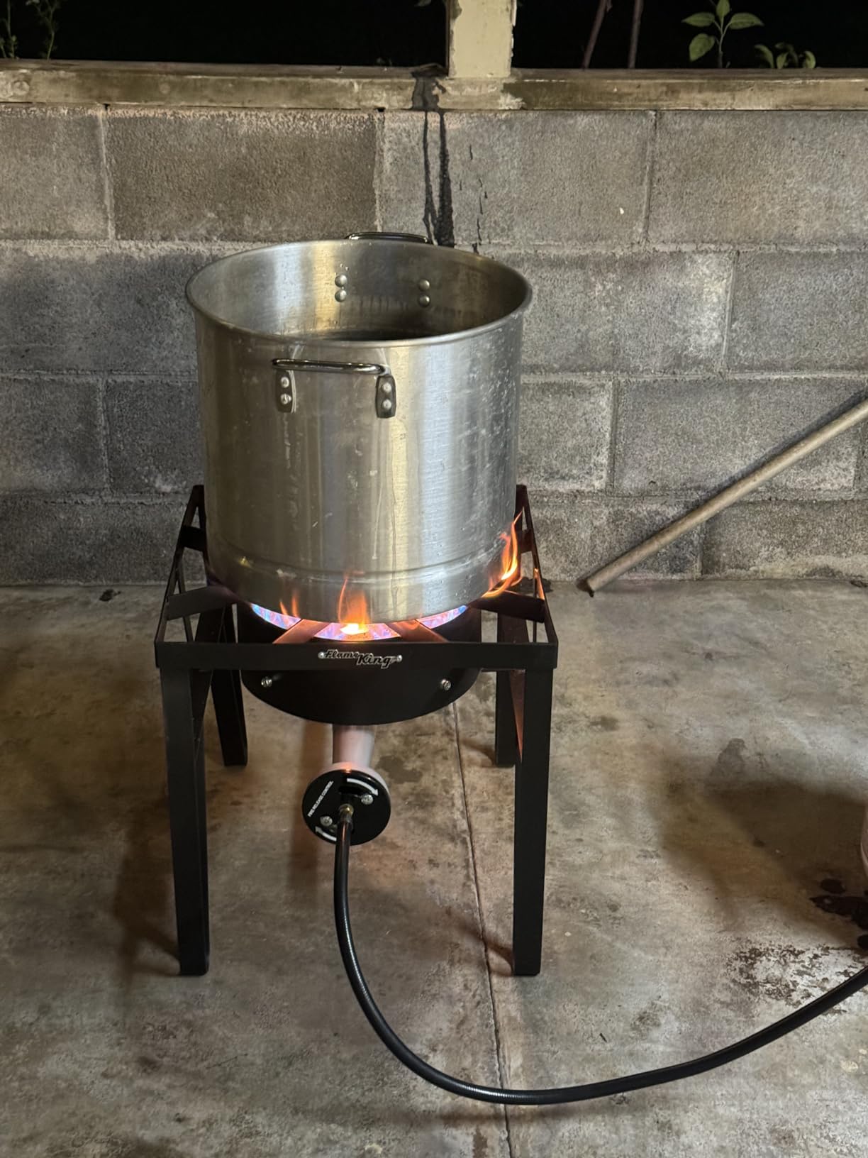 Flame King Heavy Duty 200K BTU, 0-20 PSI, Propane Gas Single Burner Bayou Cooker Outdoor Stove for Home Brewing, Turkey Fry, Maple Syrup Prep, Cajun Cooking, Black customer photo 2