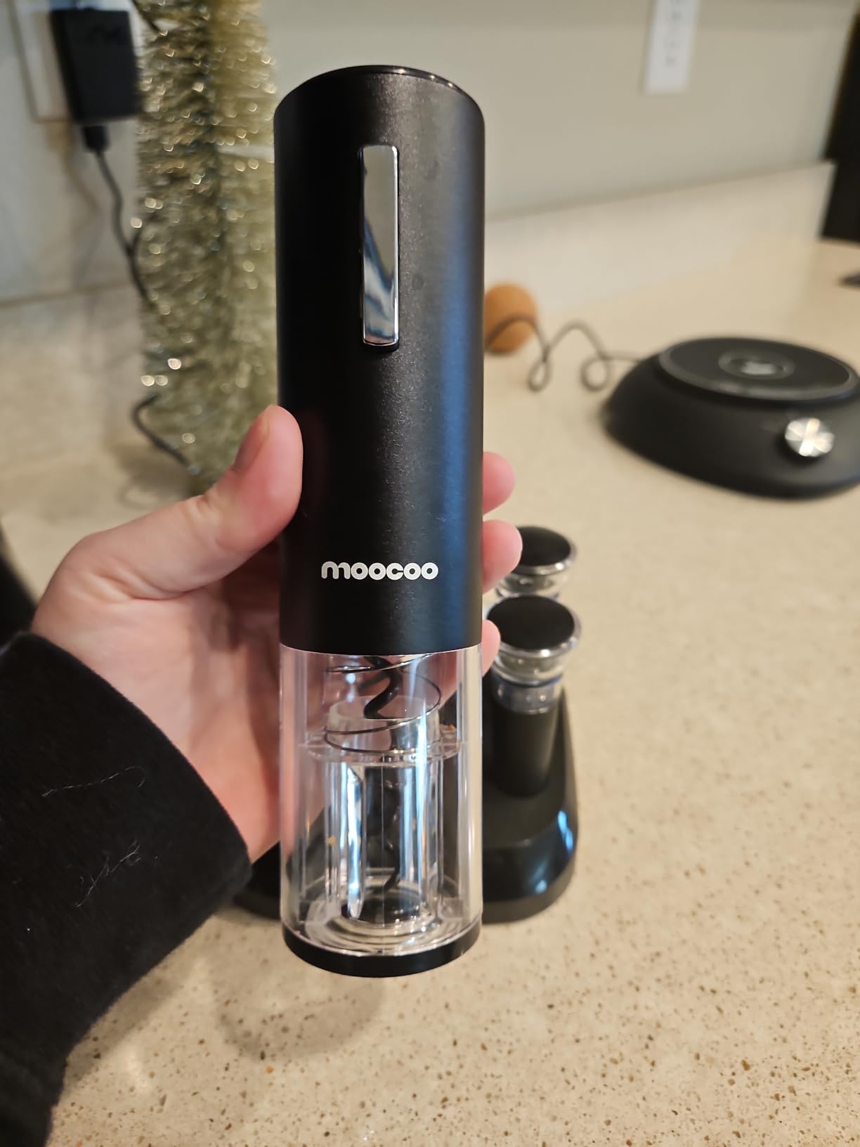 Moocoo Electric Wine Opener with Charging Base, Cordless Electric Wine Bottle Opener with 2-in-1 Aerator &Pourer, Foil Cutter, 2 Vacuum Preservation Stoppers, Display Charging Station for Easy Storage customer photo 2