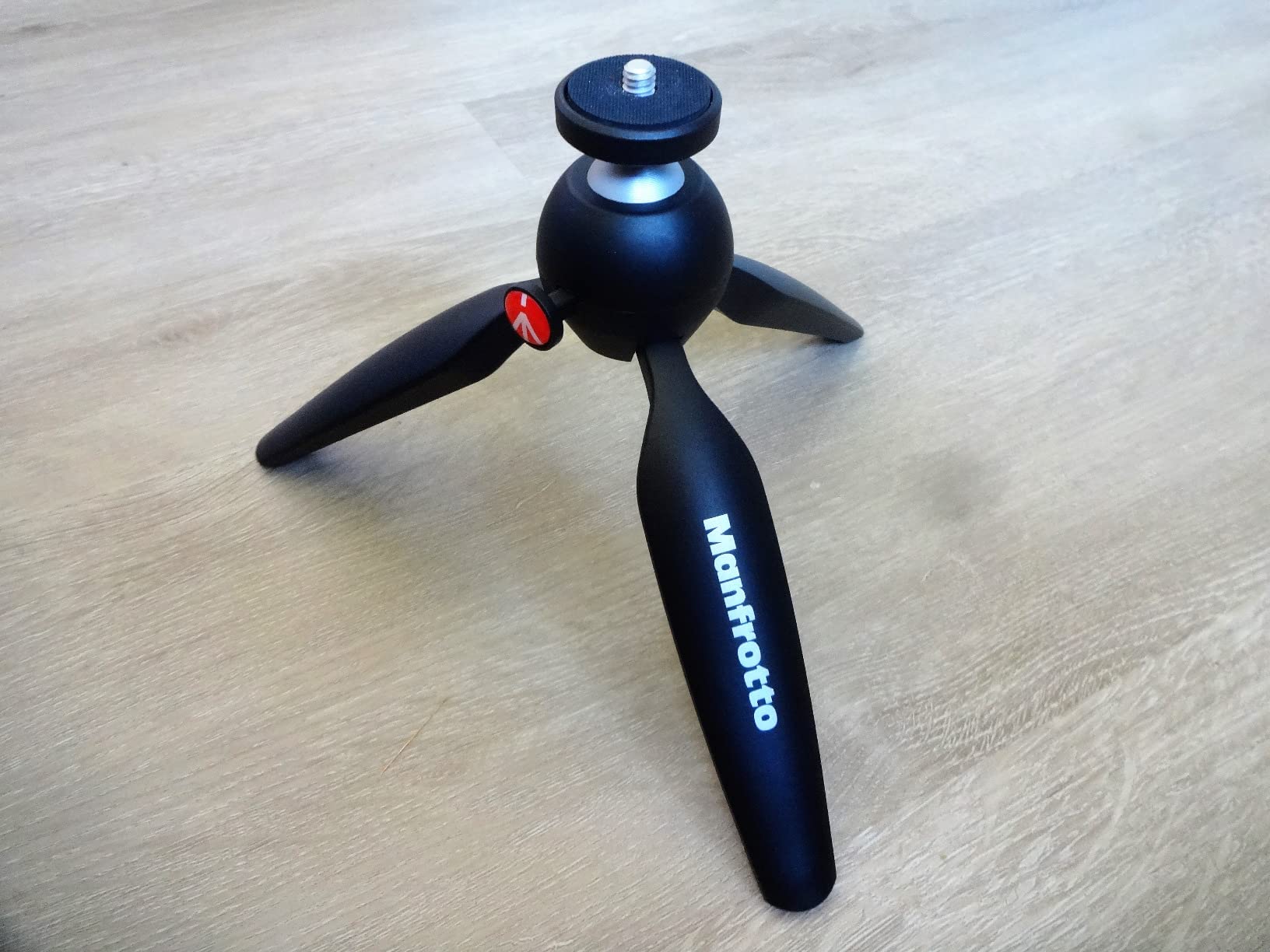 Manfrotto MTPIXIMII-B, PIXI Mini Tripod with Handgrip for Compact System Cameras, for DSLR, Mirrorless, Video, Made in Italy, Technopolymer and Aluminum, Black customer photo 2