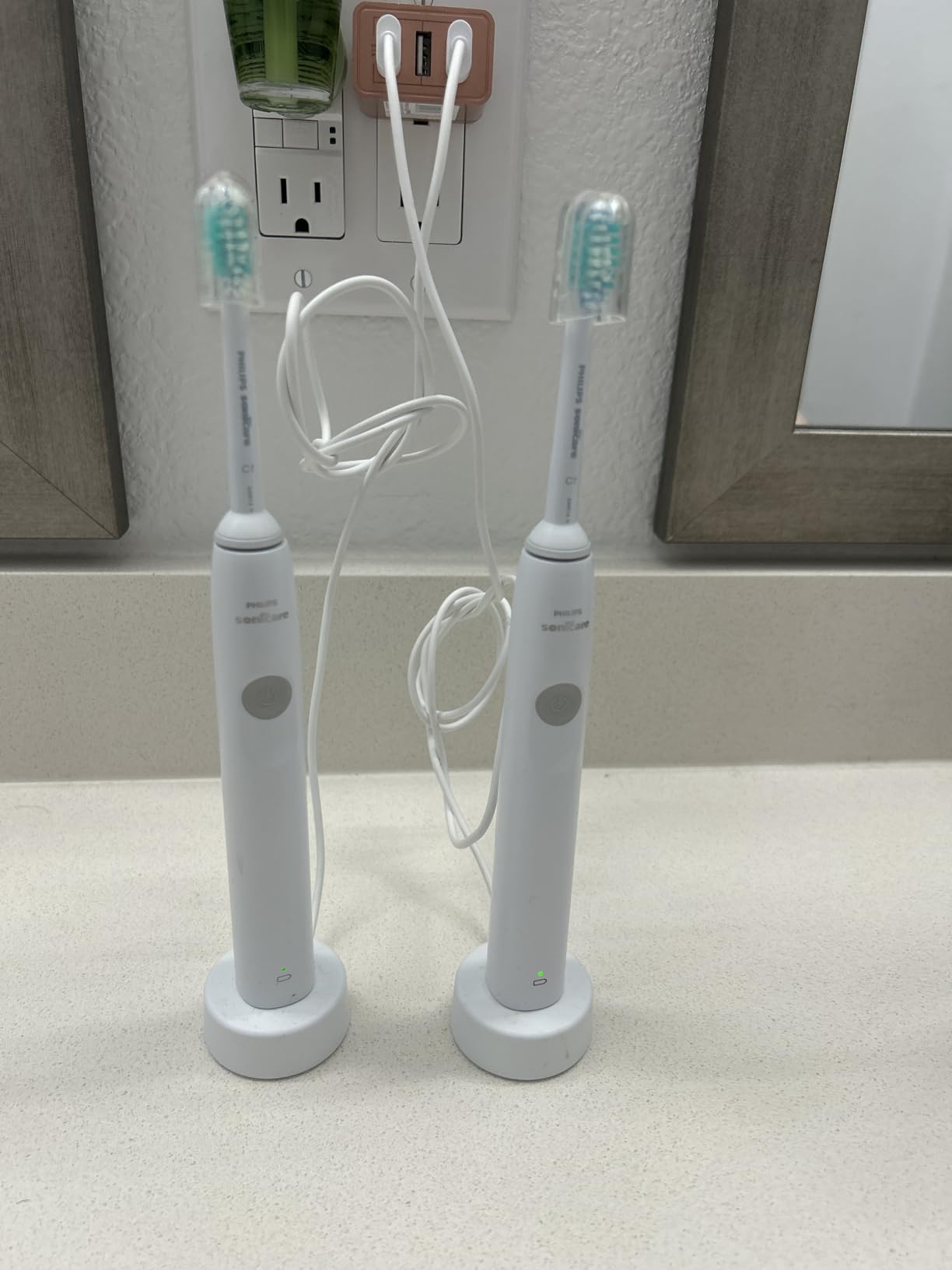 Philips Sonicare 1100 Series Electric Toothbrush, EasyStart, Smartimer & Quadpacer, White, HX3641/02 customer photo 1