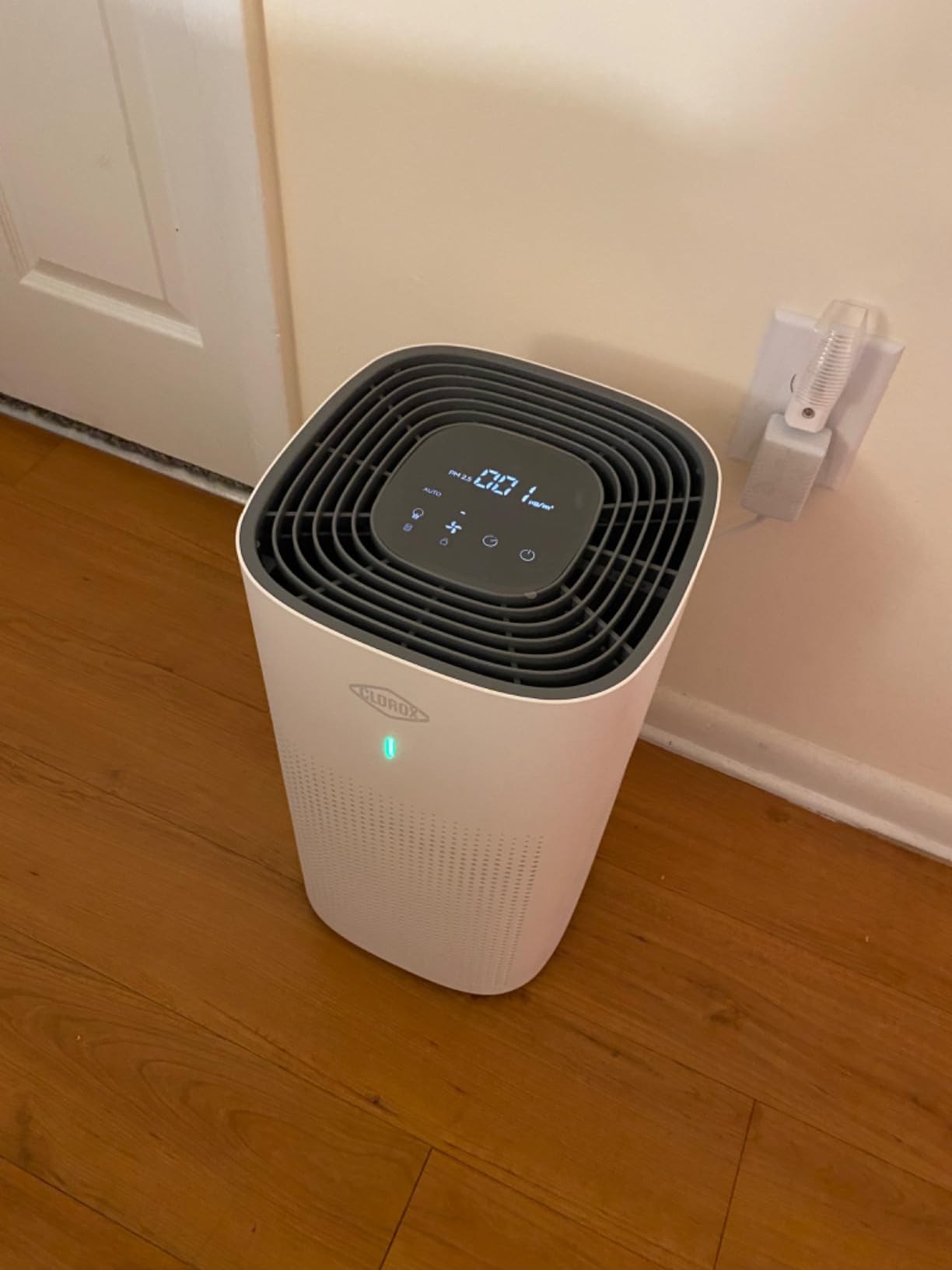 Clorox HEPA Air Purifiers for Home, True HEPA Filter, Medium Rooms Up to 1,000 Sq Ft, Removes 99.9% of Mold, Viruses, Wildfire Smoke, Allergens, Pet Allergies, Dust, AUTO Mode, Whisper Quiet customer photo 1