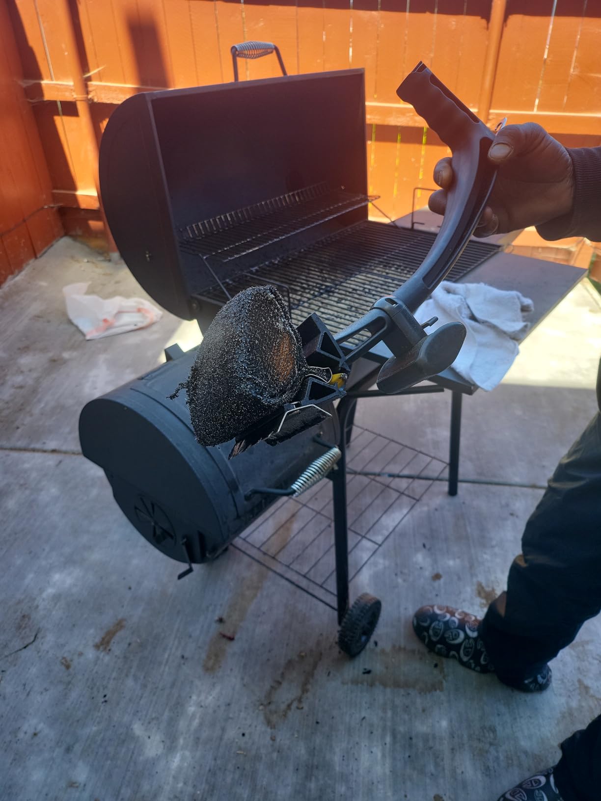 Scrub Daddy BBQ Daddy Grill Brush for Outdoor Grill - Bristle Free Grill Brush with Steel Grill Scraper + Scrub Brush - Temperature Controlled Scrubbing Power for Grill Cleaning (1 Count) customer photo 1