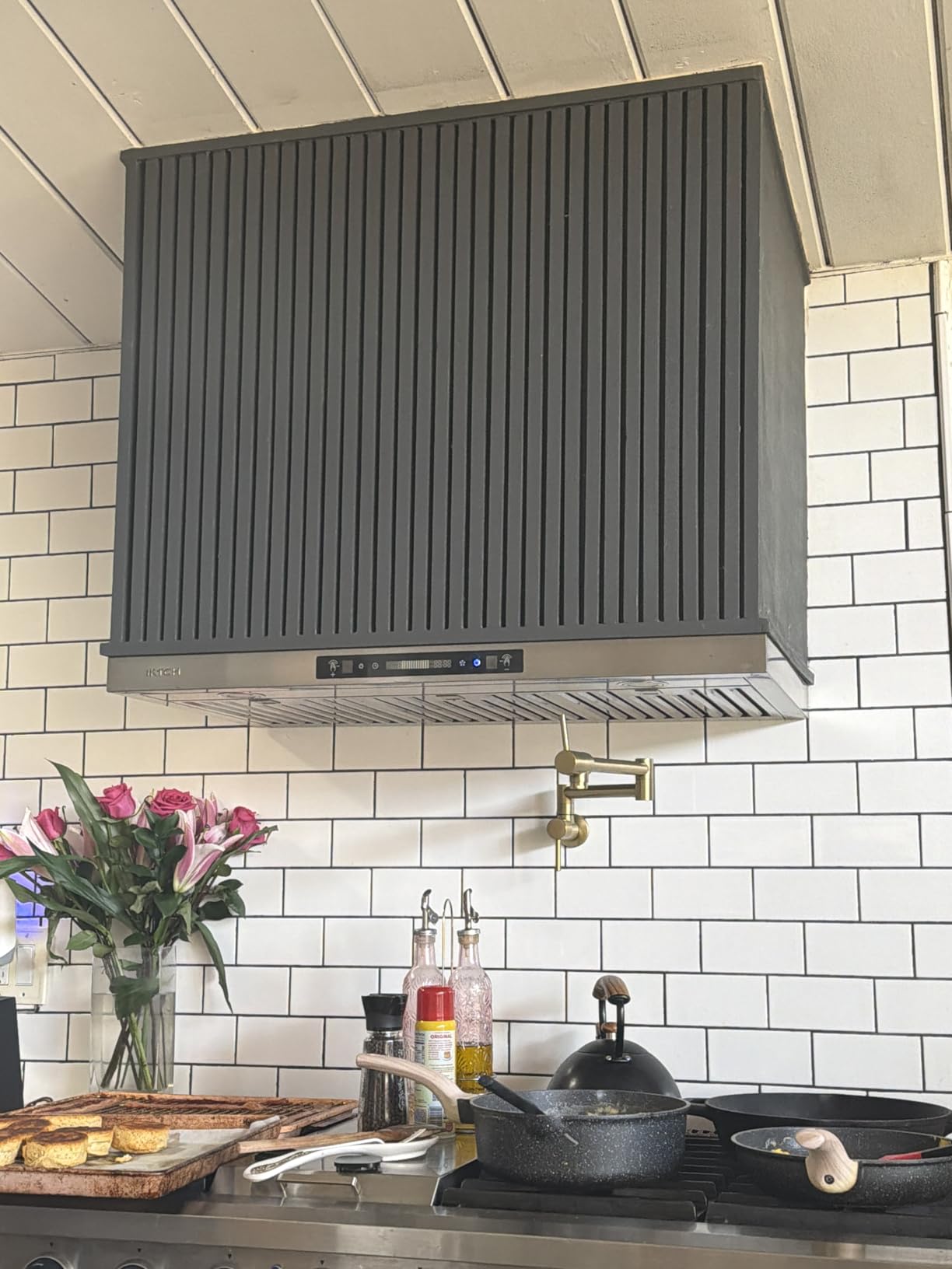 IKTCH 36 inch Black Wall Mount Range Hood, 900 CFM Ducted/Ductless Stainless Steel Vent Hood with Gesture Sensing & Touch Control Switch Panel, 2 Pcs Adjustable Lights customer photo 1